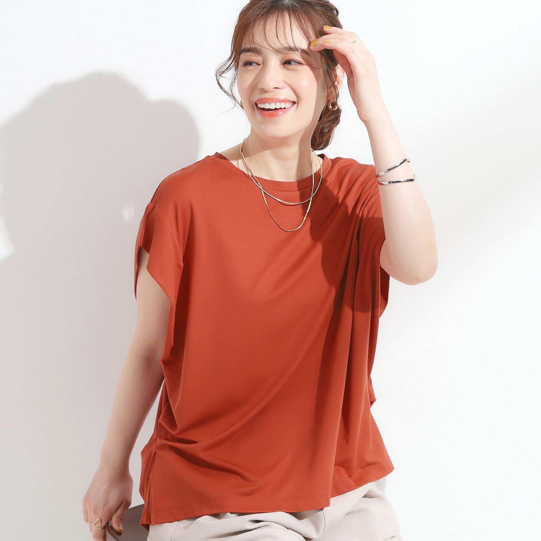 SHOO･LA･RUE「【S-LL/ひんやり/UV】二の腕をきれいにカバー ショルダータックトップス」|Tシャツ・カットソー|オレンジ(068)