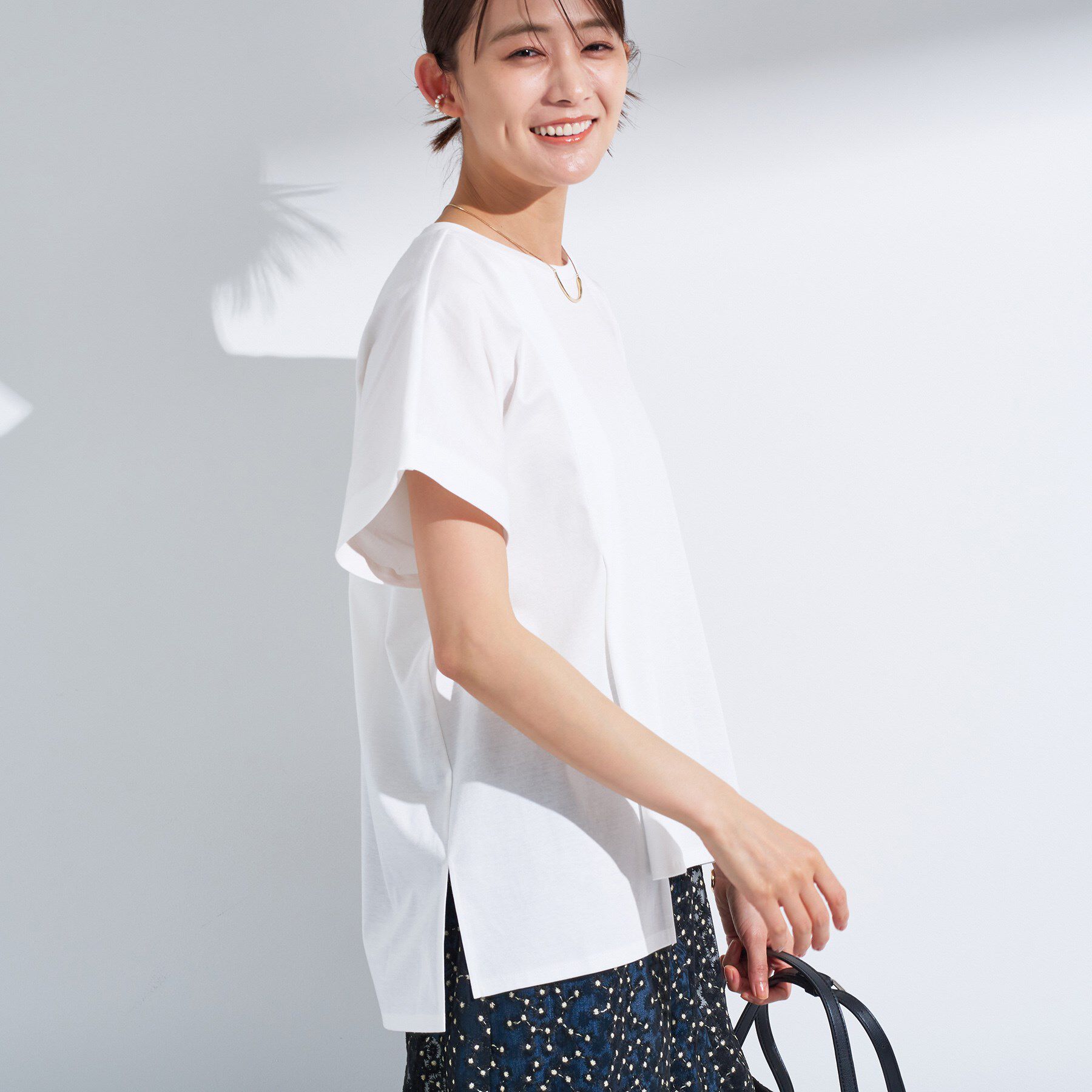 INDIVI「【洗える／汗ジミ防止】バイカラー＆アシメヘム Tシャツ」|Tシャツ・カットソー|