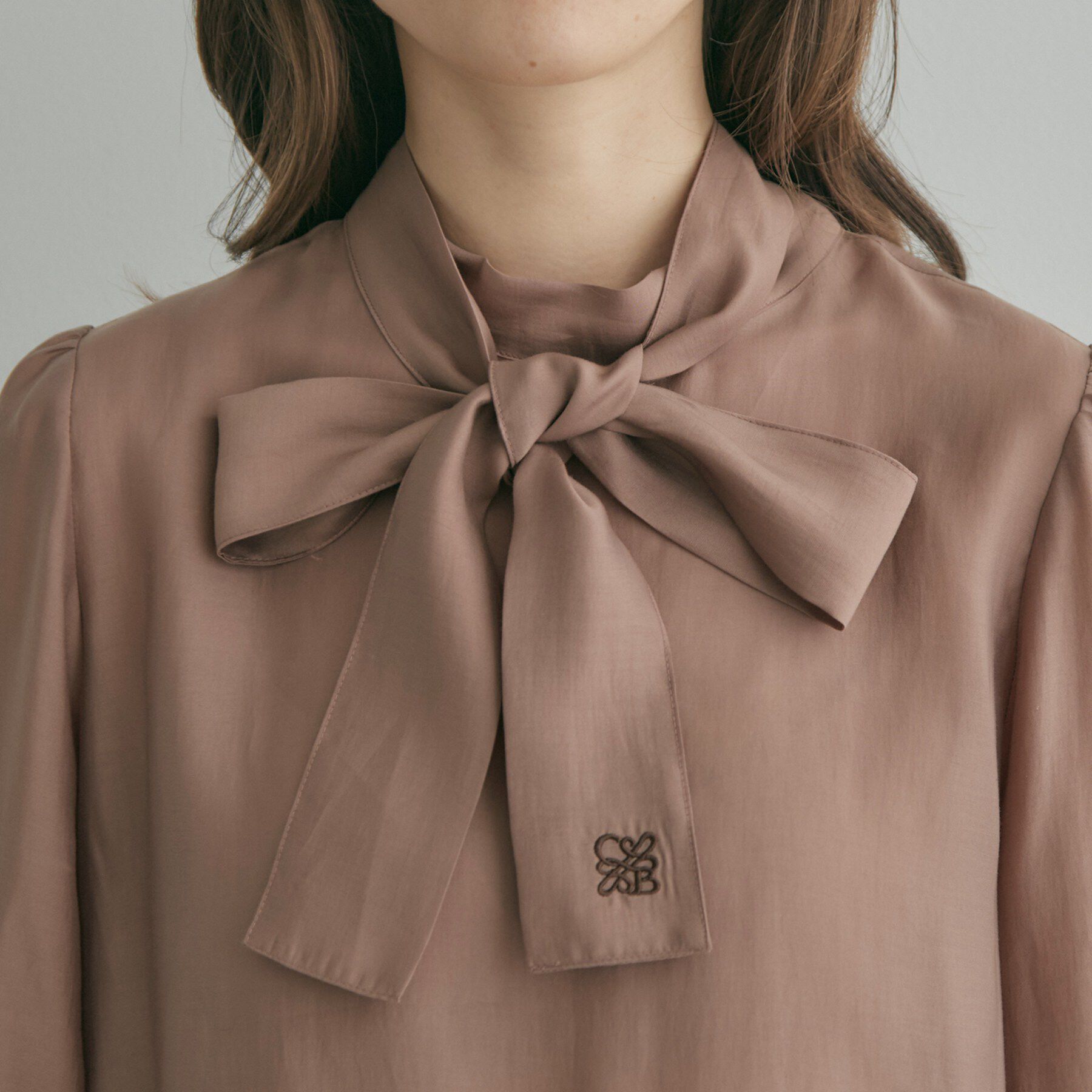 Couture broach「【凛とした華やかさ】ロゴ刺繍リボンタイ シアーブラウス」|シャツ・ブラウス|