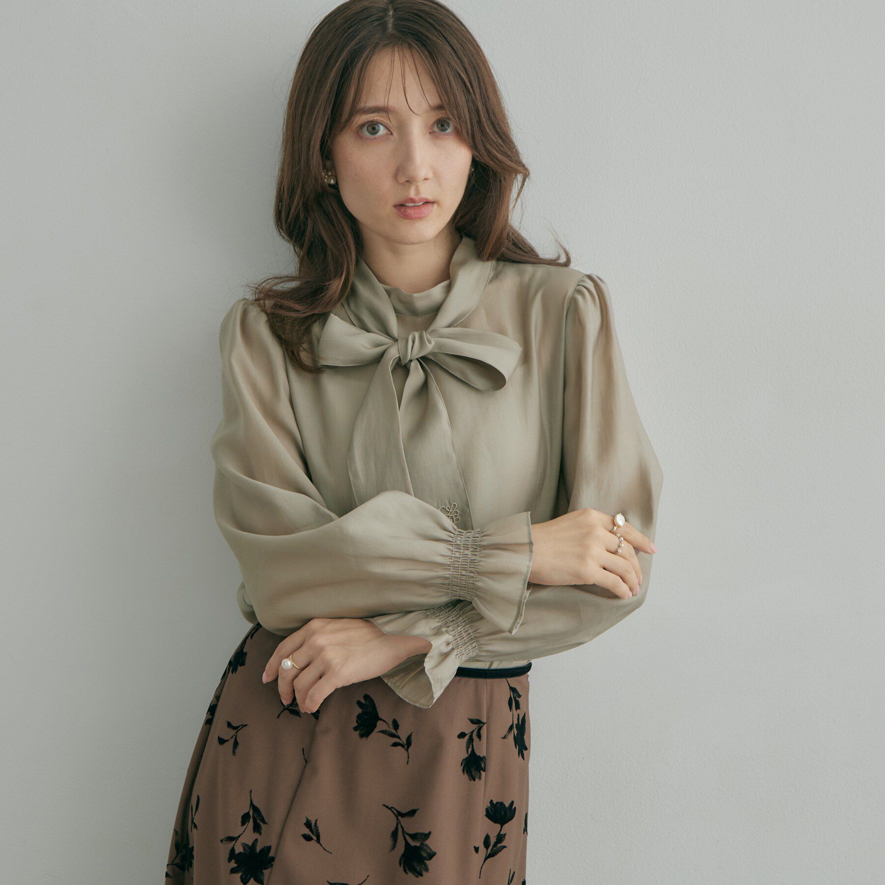 Couture broach「【凛とした華やかさ】ロゴ刺繍リボンタイ シアーブラウス」|シャツ・ブラウス|グレー(012)