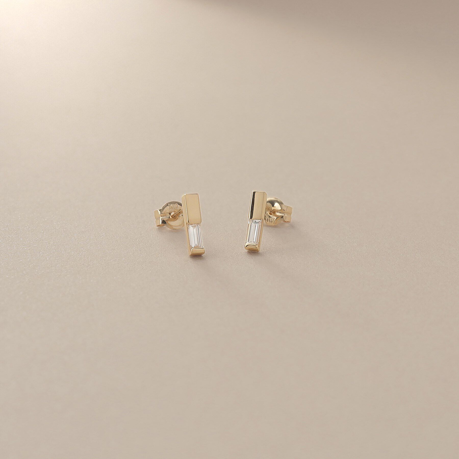 COCOSHNIK「K10ダイヤモンド バケットカットレクタングル スタッドピアス」|ピアス|