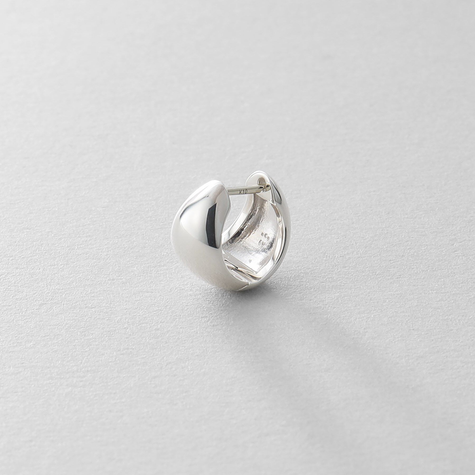 COCOSHNIK ONKITSCH「シルバー ハギーフープ ポインテッドワイドピアス」|ピアス|