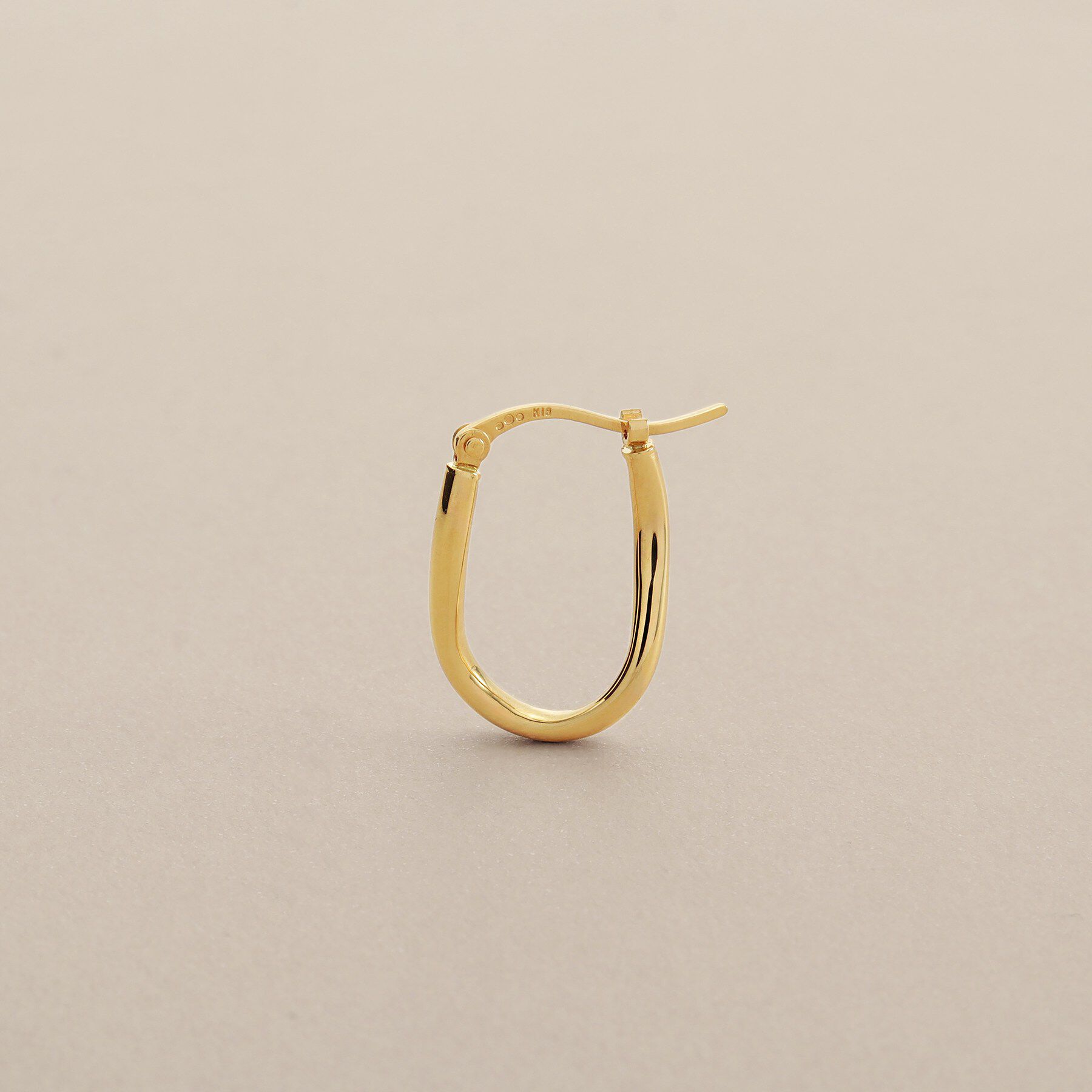 COCOSHNIK「K18中空カーブオーバル フープピアス」|ピアス|
