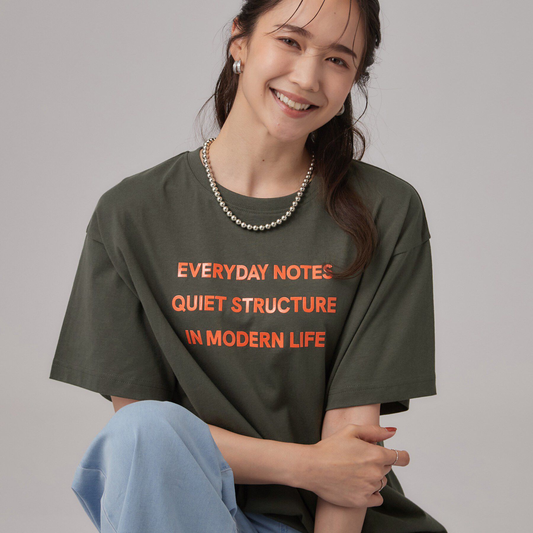 SHOO･LA･RUE「【S-LL/洗濯機可】大人っぽく着られる ジェルロゴプリントTシャツ」|Tシャツ・カットソー|チャコールグレー(0
