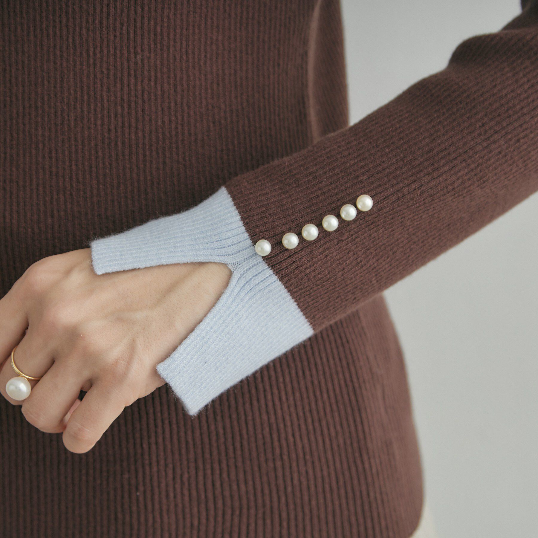 Couture broach「【配色デザインがこなれ見え】袖口スリット パール調リブニット【吸湿発熱・静電気防止・抗菌防臭・洗濯機」|ニット・セーター|