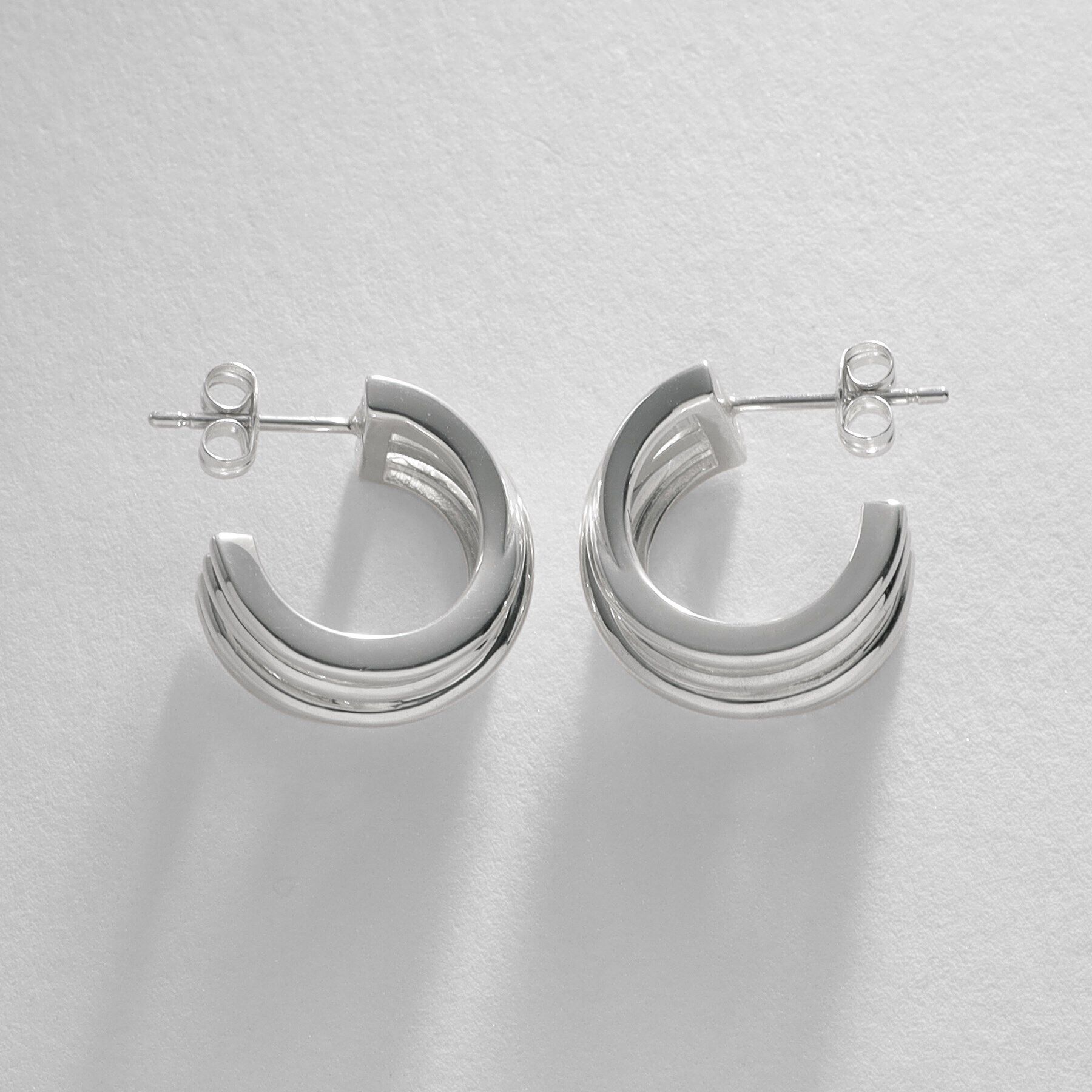 COCOSHNIK ONKITSCH「シルバー スモールフープ クロッシングライン ピアス」|ピアス|