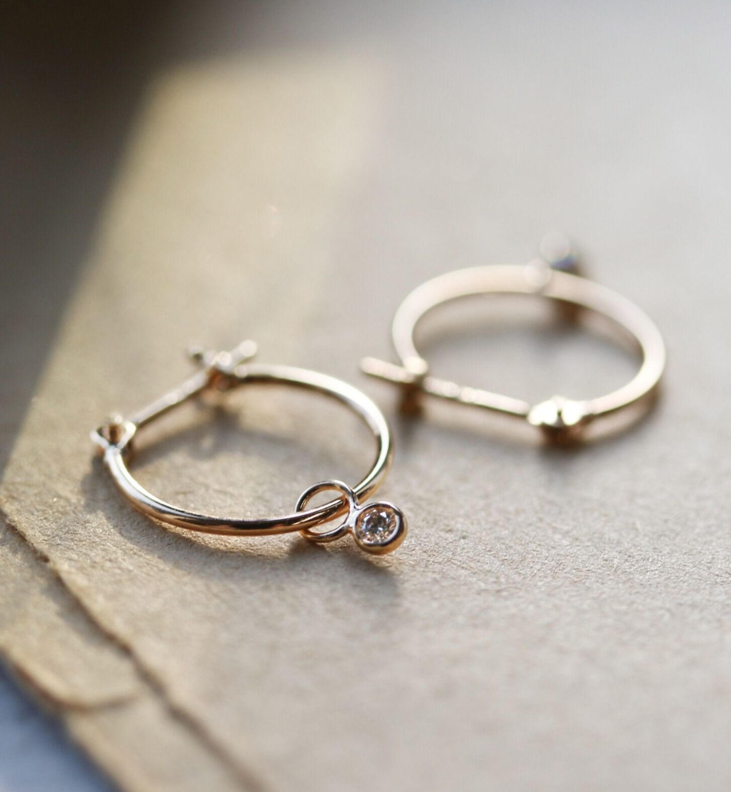  「ダイヤモンド 0.01ct スナップ フープ ピアス | K10YG」|ピアス|K10 イエローゴールド