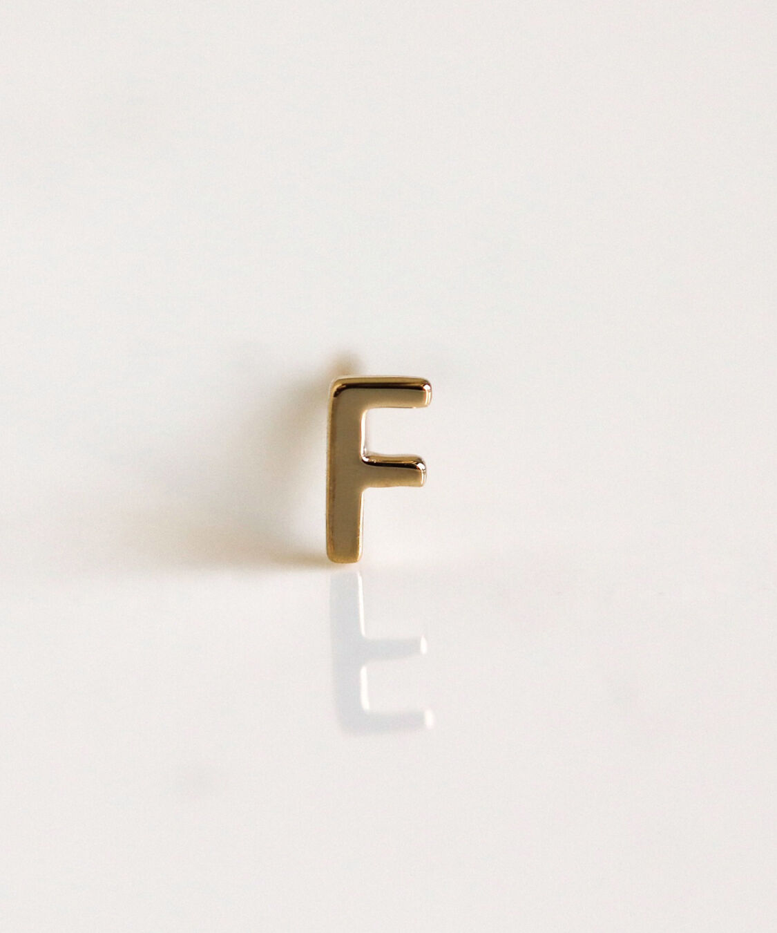  「ゴールド イニシャル ピアス | K10YG 【片耳用】」|ピアス|F