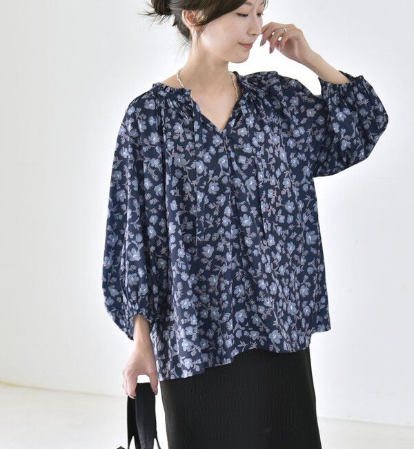 quaranciel「〈洗濯機可能〉フラワー プリント ギャザー スキッパー ボリューム ブラウス」|シャツ・ブラウス|ネイビー