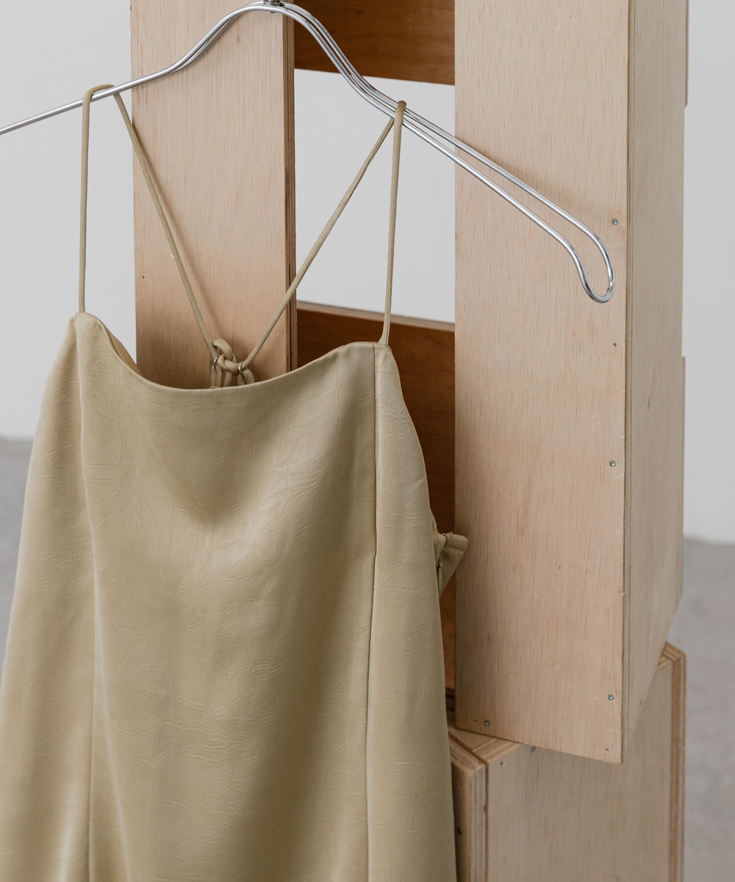 SENSE OF PLACE by URBAN RESEARCH「バックシャンサテンキャミワンピース」|ワンピース|
