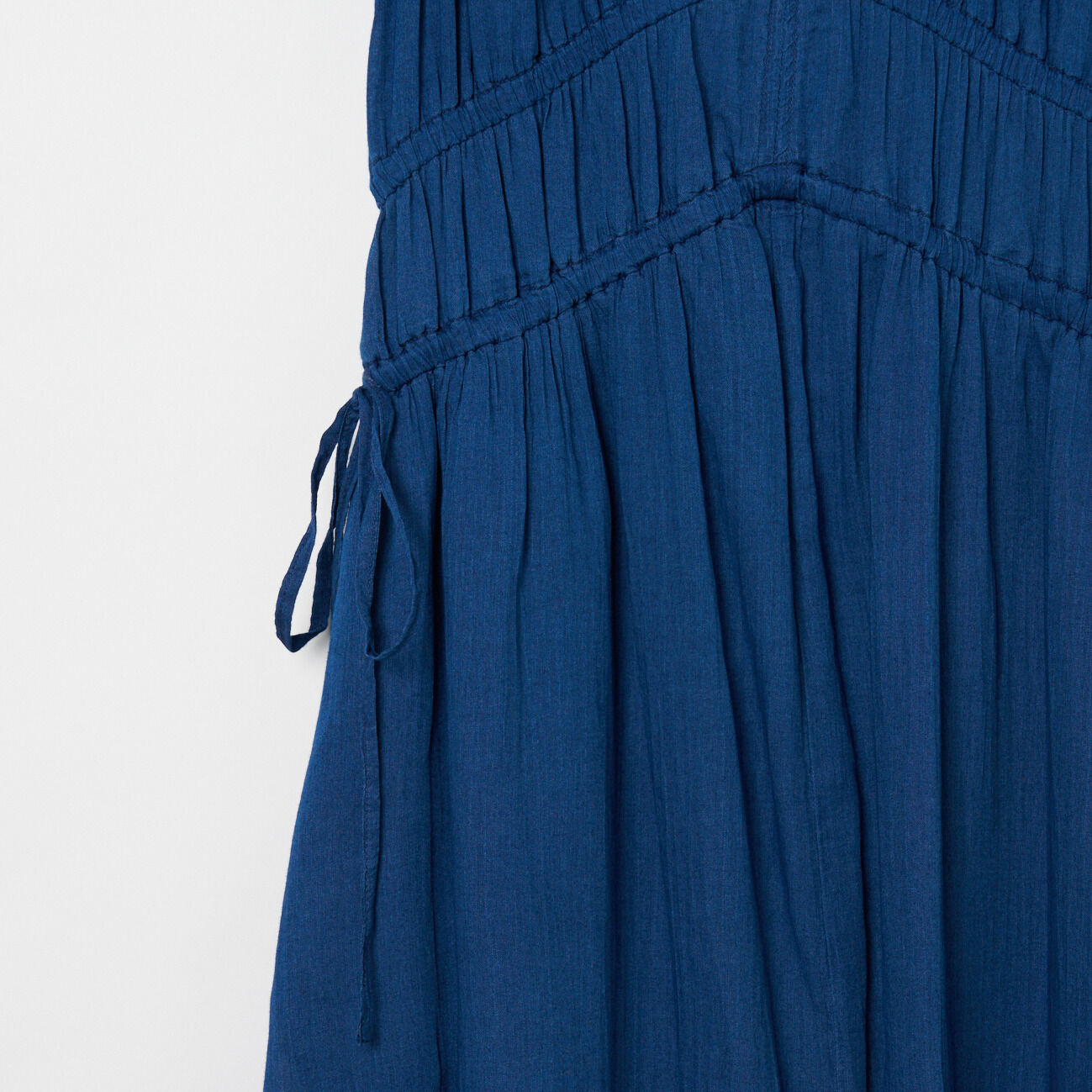  「three dots AIR DENIM GATHER DRESS」|ワンピース|