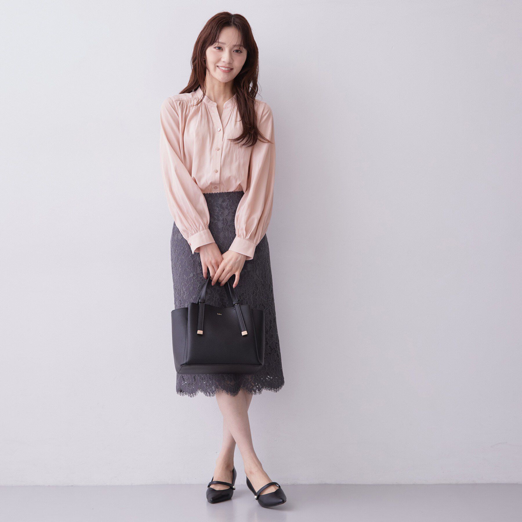 index「【防シワ】パウダーサテンギャザーブラウス《洗濯機OK／イージーアイロン》」|シャツ・ブラウス|
