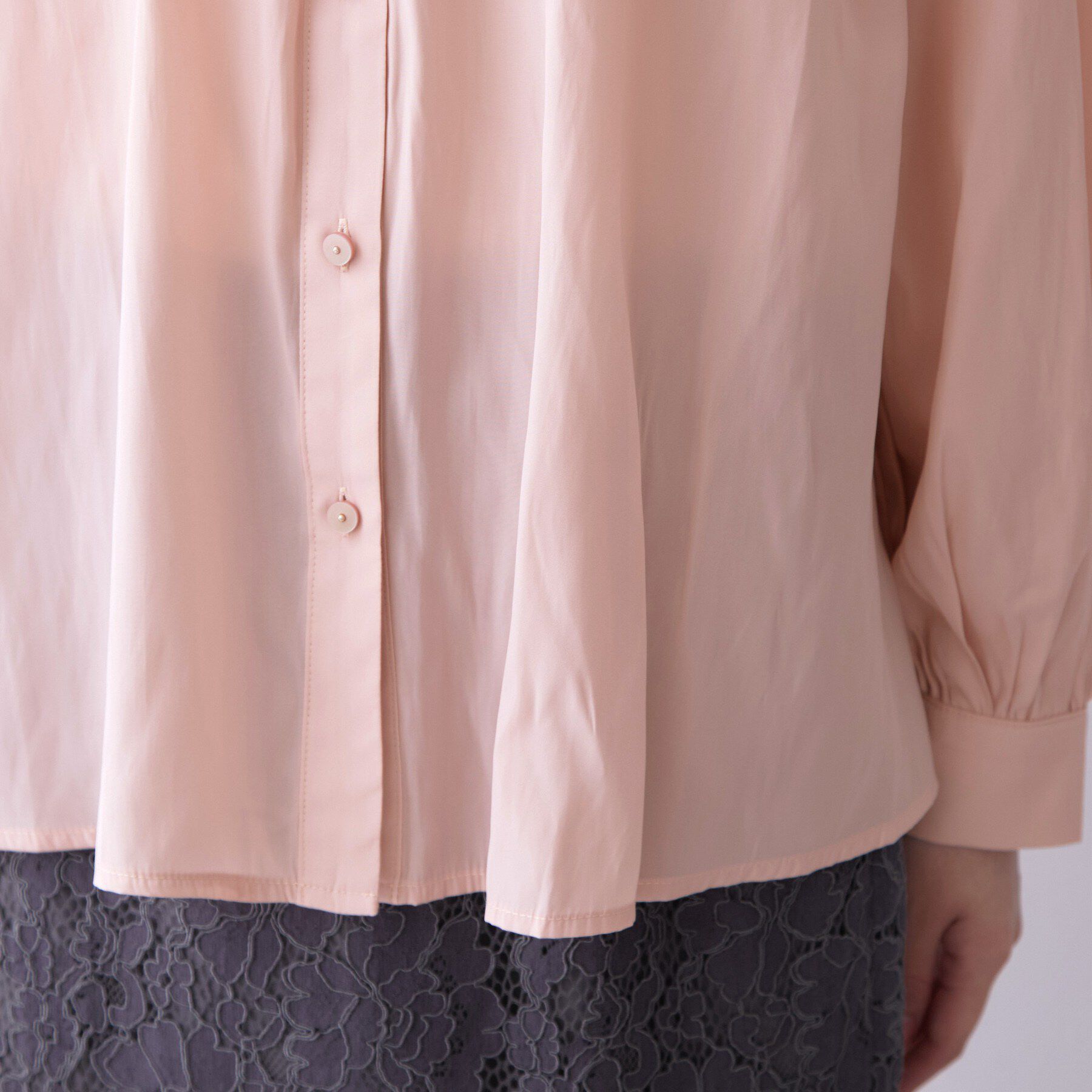 index「【防シワ】パウダーサテンギャザーブラウス《洗濯機OK／イージーアイロン》」|シャツ・ブラウス|