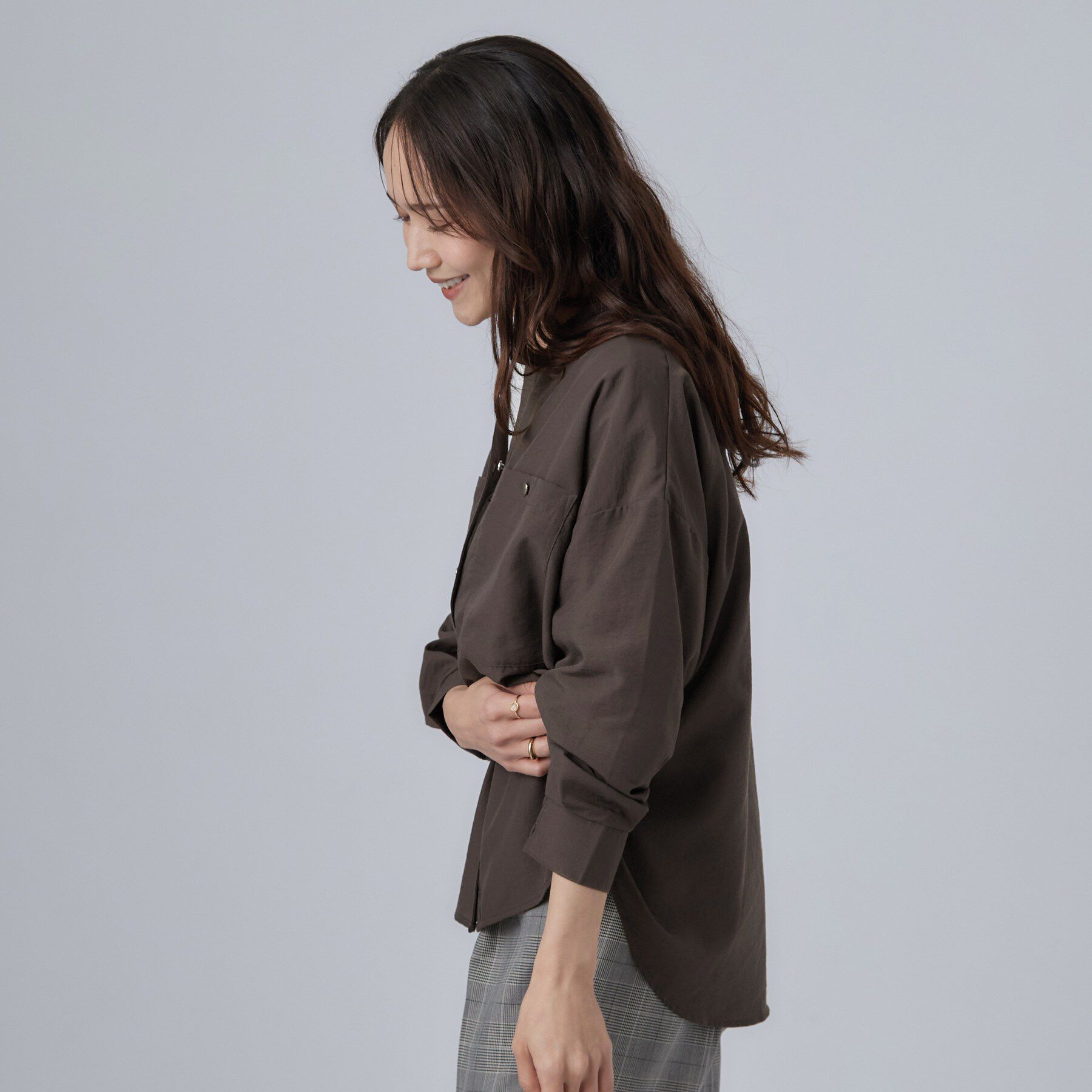 SHOO･LA･RUE「【洗濯後しわになりにくい/S-LL】こなれ見え ゆるっと キーネック金ボタンポケットシャツ」|シャツ・ブラウス|