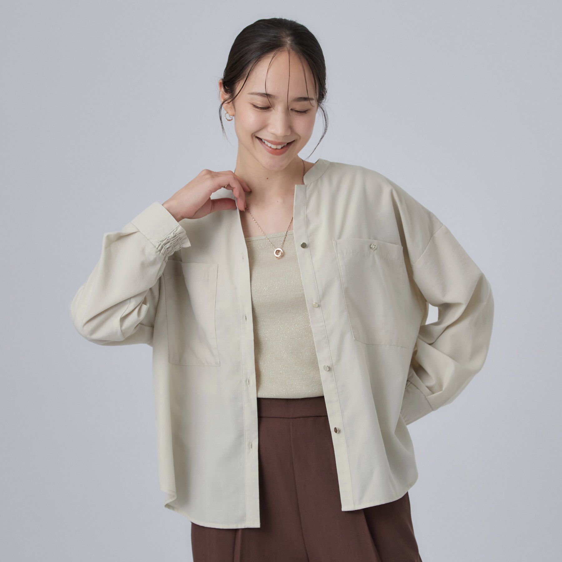SHOO･LA･RUE「【洗濯後しわになりにくい/S-LL】こなれ見え ゆるっと キーネック金ボタンポケットシャツ」|シャツ・ブラウス|
