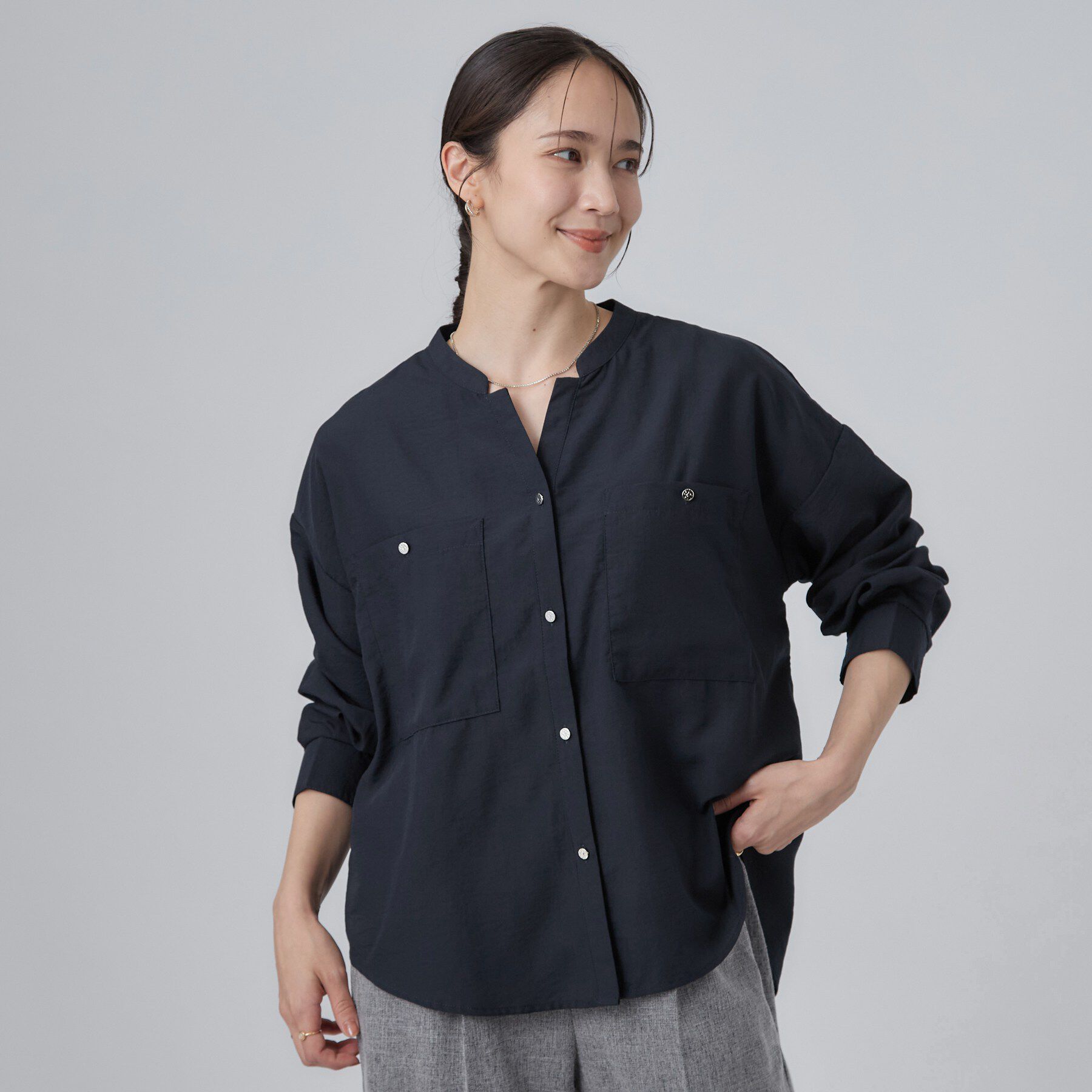 SHOO･LA･RUE「【洗濯後しわになりにくい/S-LL】こなれ見え ゆるっと キーネック金ボタンポケットシャツ」|シャツ・ブラウス|