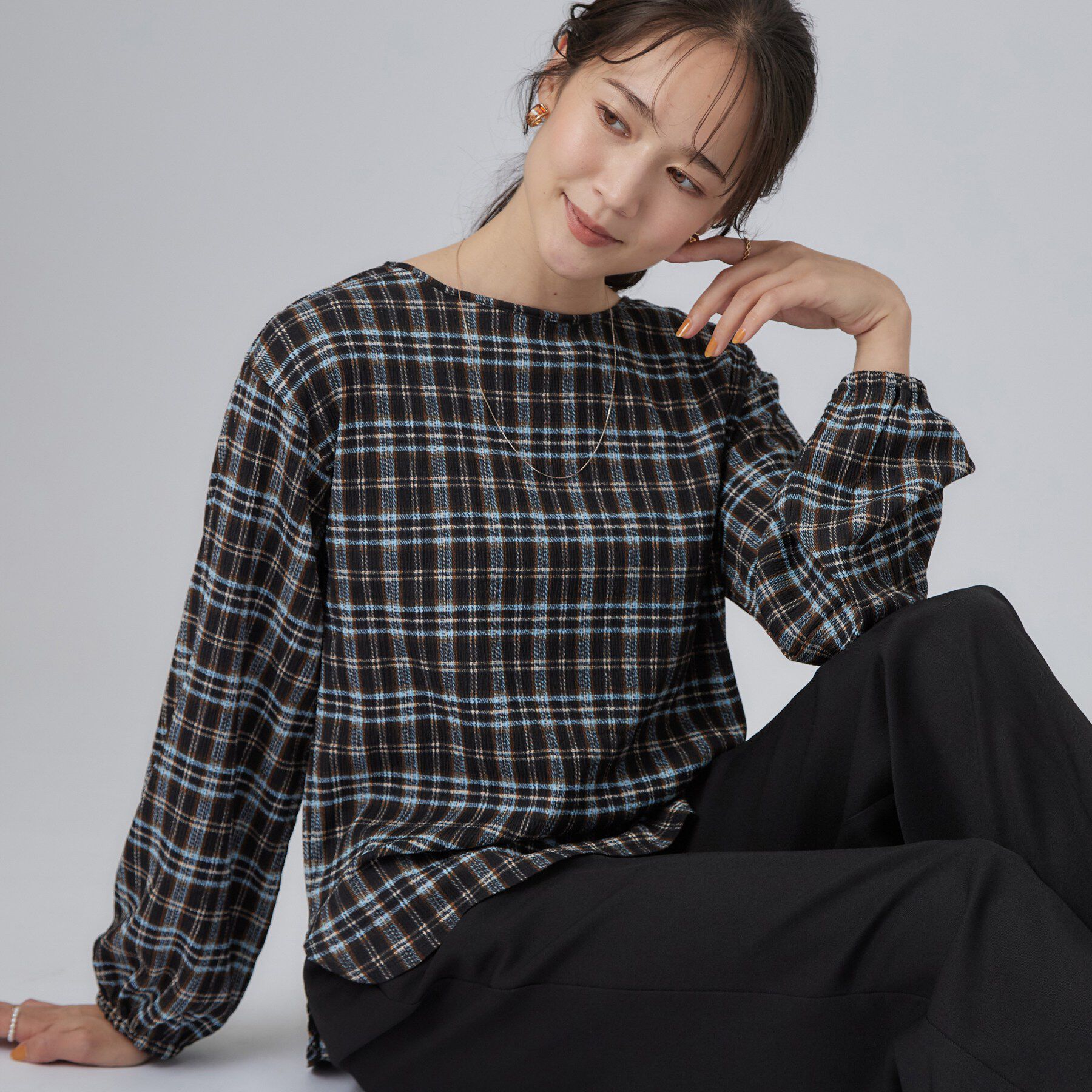 SHOO･LA･RUE「【洗濯機可/S-LL】ブラウス見え叶う。カット楊柳アソートトップス」|Tシャツ・カットソー|ブラック(219)