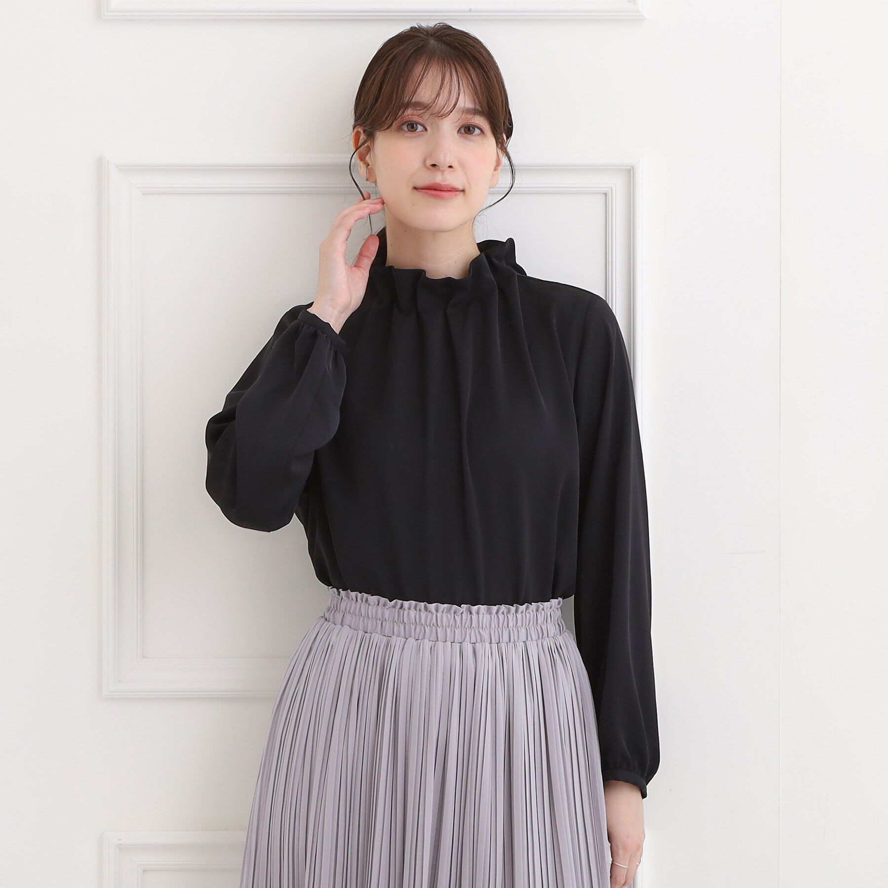 SHOO･LA･RUE「【洗濯機可】上品で華やか スタンドフリルブラウス」|シャツ・ブラウス|