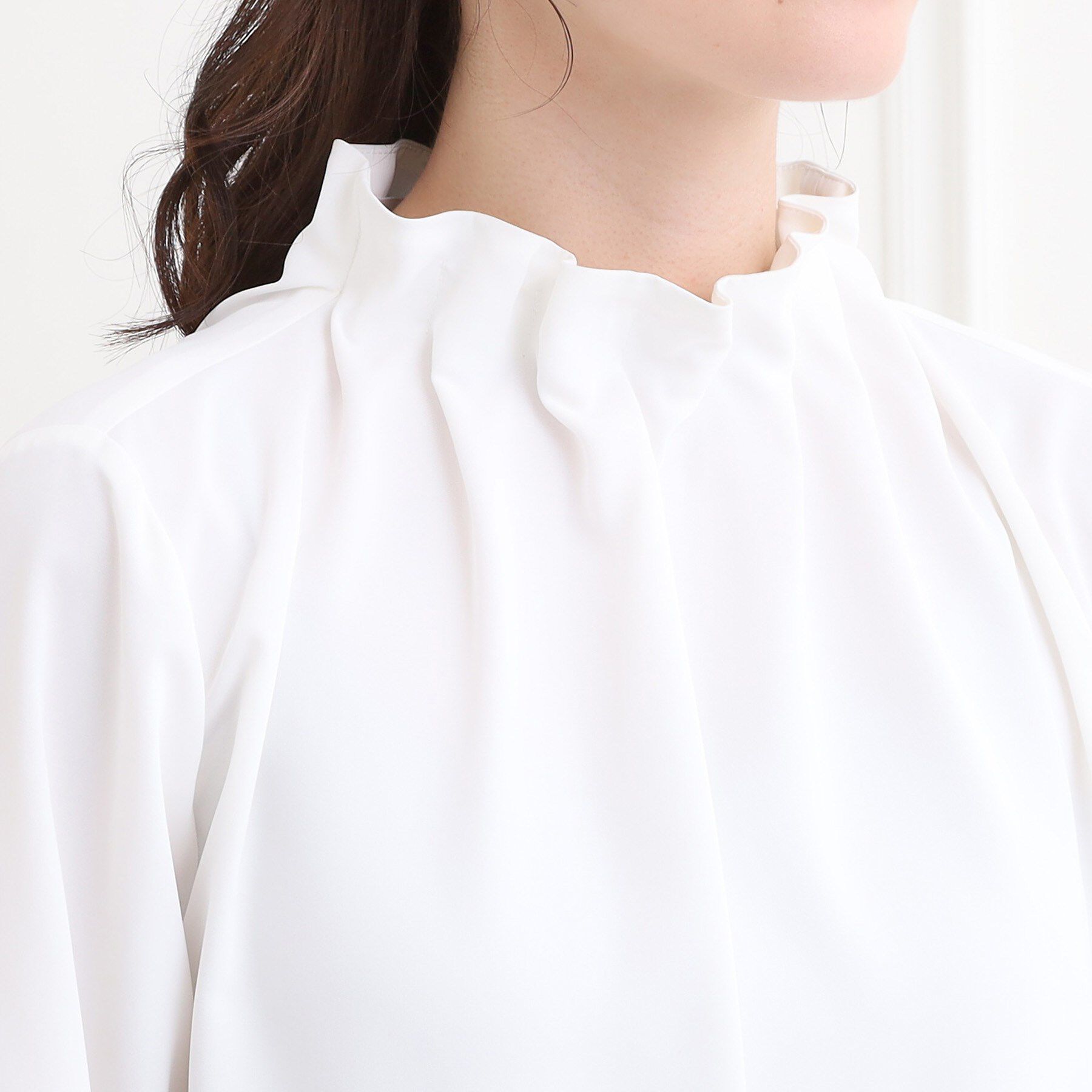 SHOO･LA･RUE「【洗濯機可】上品で華やか スタンドフリルブラウス」|シャツ・ブラウス|