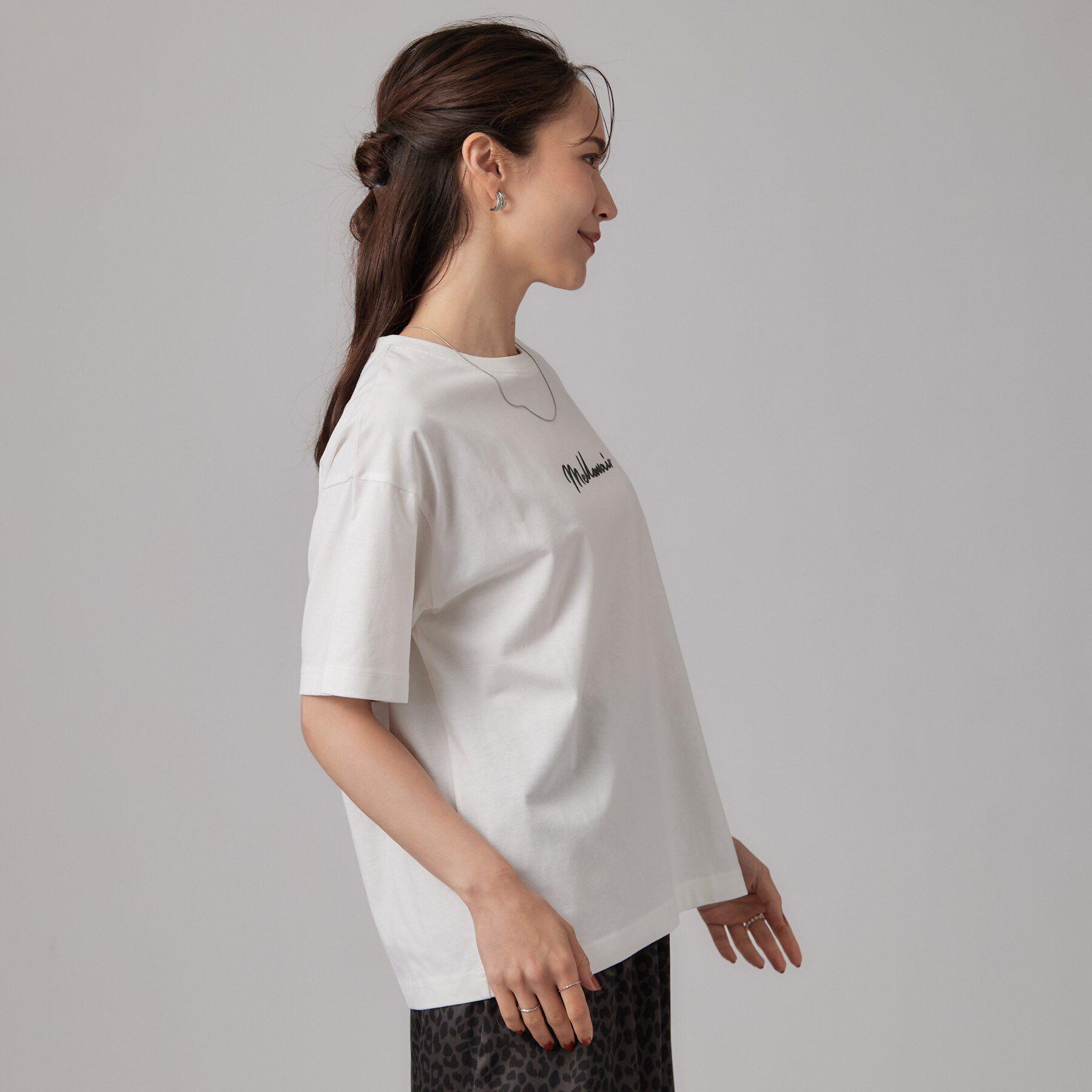 SHOO･LA･RUE「【S-LL/洗濯機可】大人っぽく着られる ジェルロゴプリントTシャツ」|Tシャツ・カットソー|