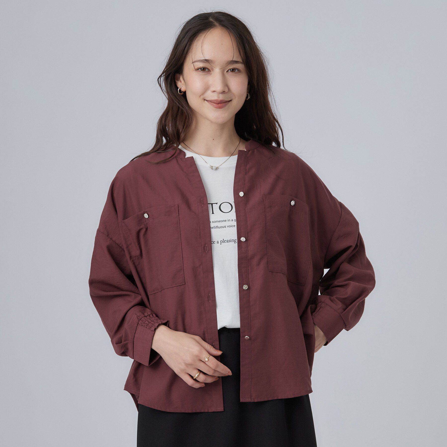SHOO･LA･RUE「【洗濯後しわになりにくい/S-LL】こなれ見え ゆるっと キーネック金ボタンポケットシャツ」|シャツ・ブラウス|