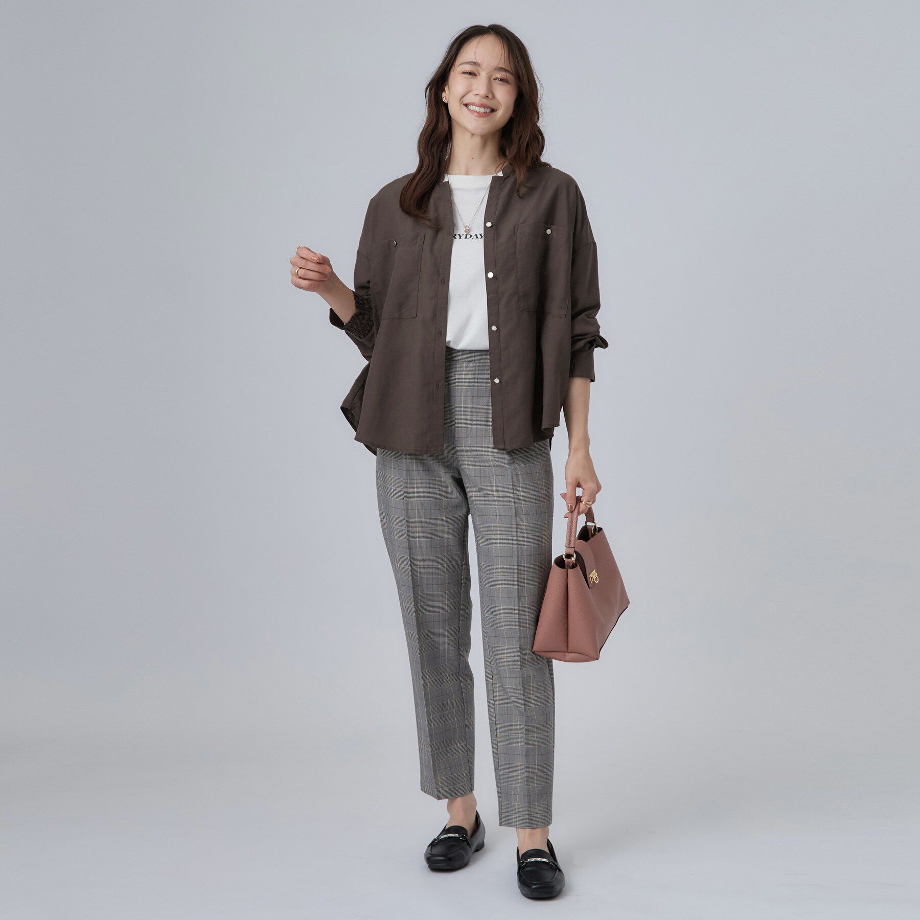 SHOO･LA･RUE「【洗濯後しわになりにくい/S-LL】こなれ見え ゆるっと キーネック金ボタンポケットシャツ」|シャツ・ブラウス|