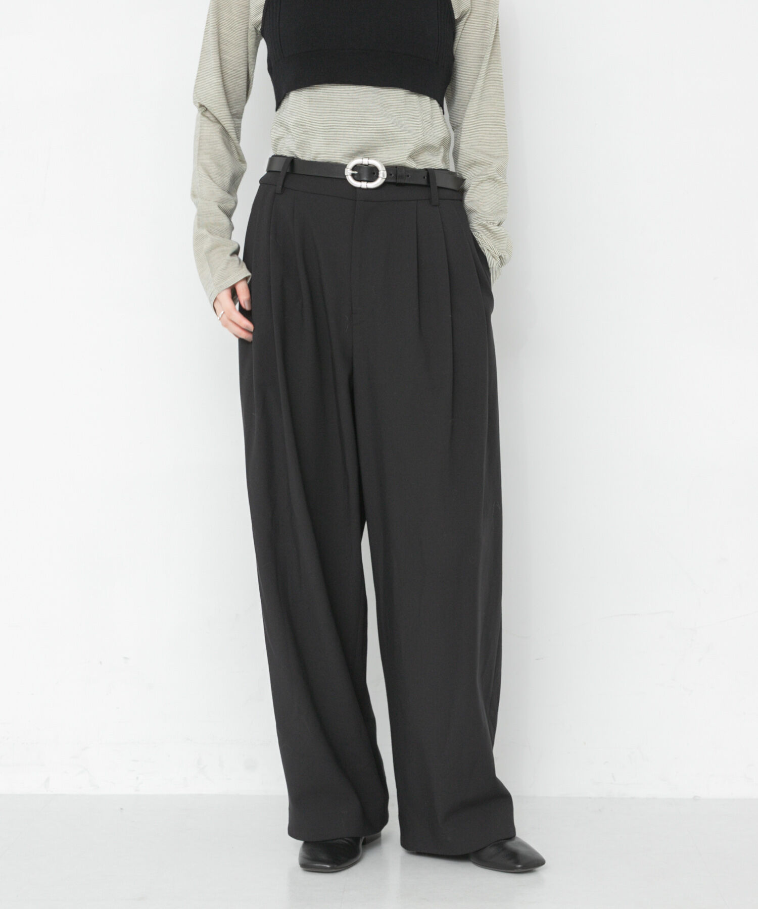 URBAN RESEARCH「『4サイズ展開』スリータックワイドパンツ」|その他|ブラック