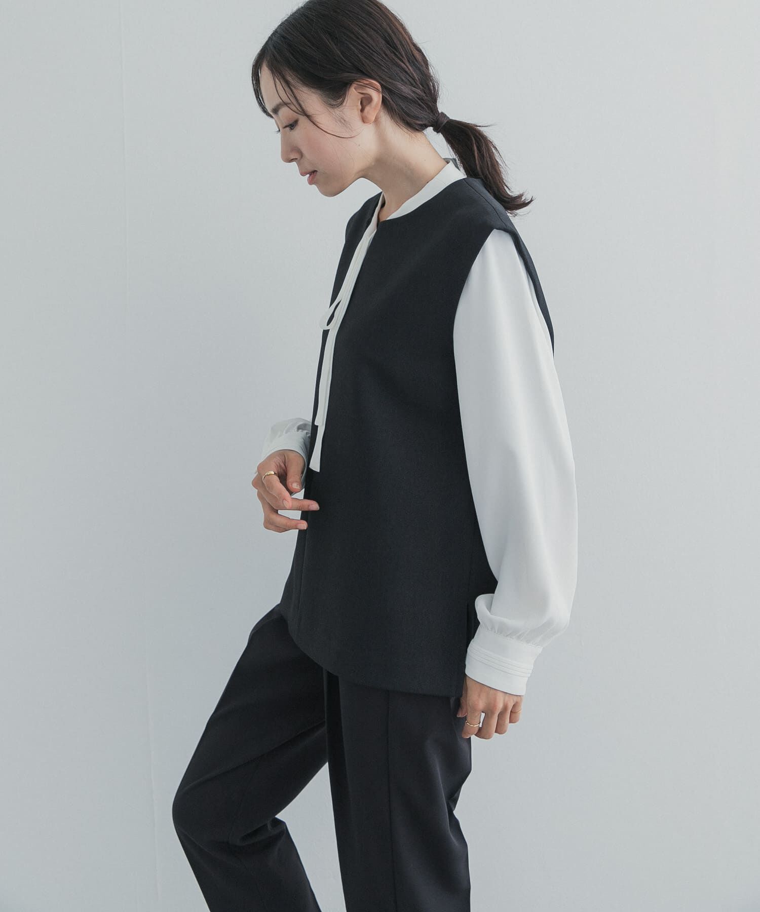 URBAN RESEARCH DOORS「『一部WEB限定カラー』リボンポイントタックブラウス」|シャツ・ブラウス|