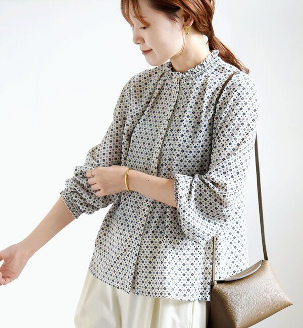 SHIPS for women「《一部予約》〈手洗い可能〉プリント シャーリング ネック ブラウス」|シャツ・ブラウス|オフホワイト