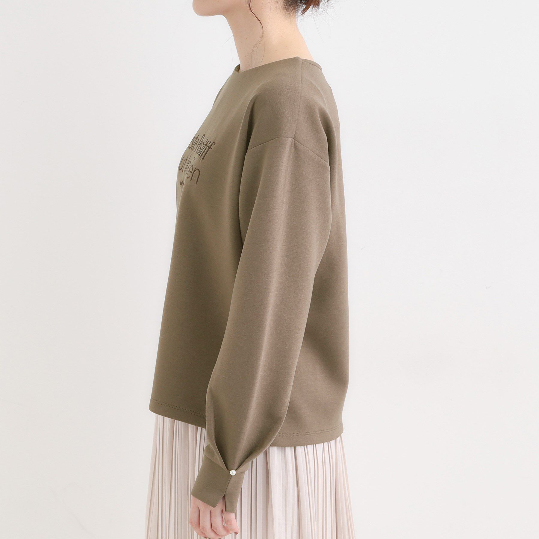 SHOO･LA･RUE「【S-LL】大人のデイリースタイルに お袖タック フェイクパール付きトップス」|Tシャツ・カットソー|