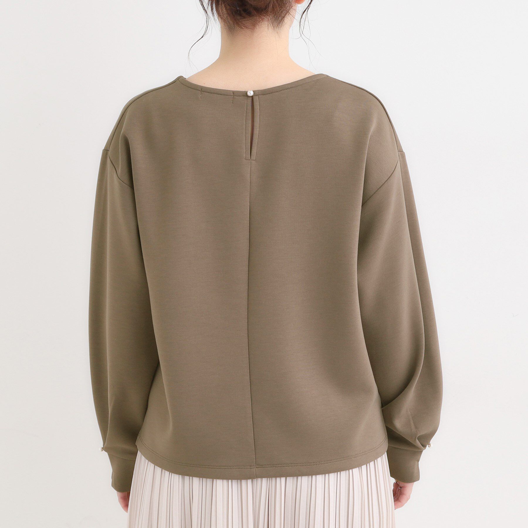 SHOO･LA･RUE「【S-LL】大人のデイリースタイルに お袖タック フェイクパール付きトップス」|Tシャツ・カットソー|