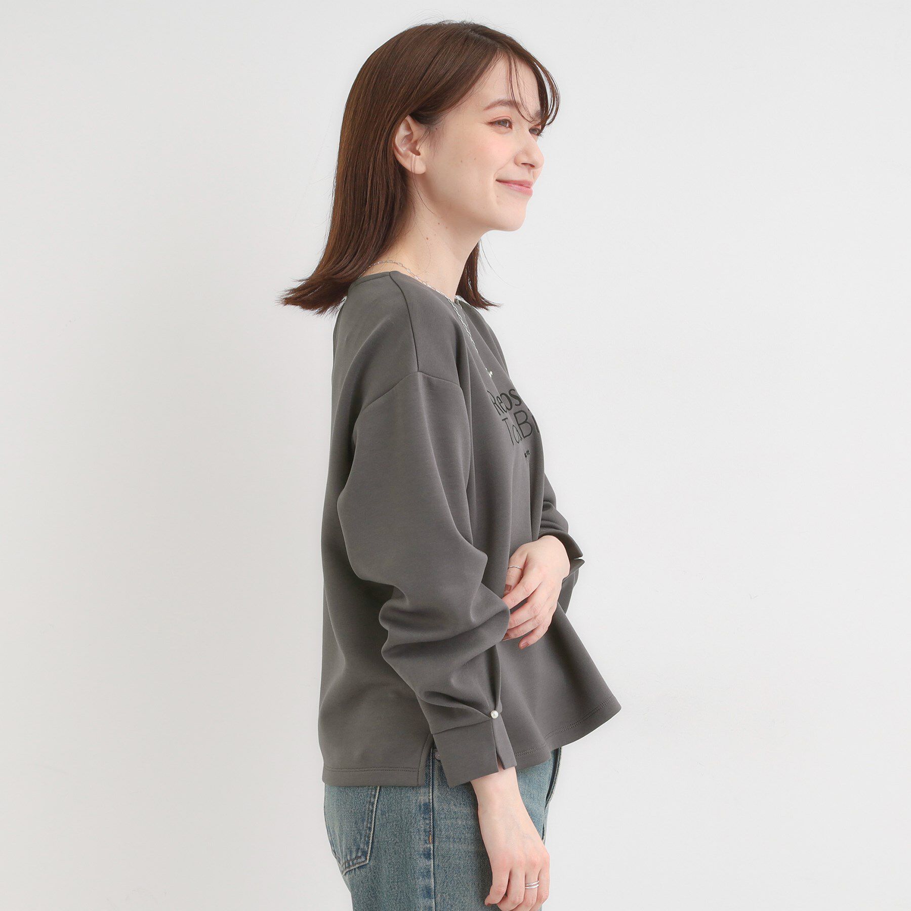 SHOO･LA･RUE「【S-LL】大人のデイリースタイルに お袖タック フェイクパール付きトップス」|Tシャツ・カットソー|