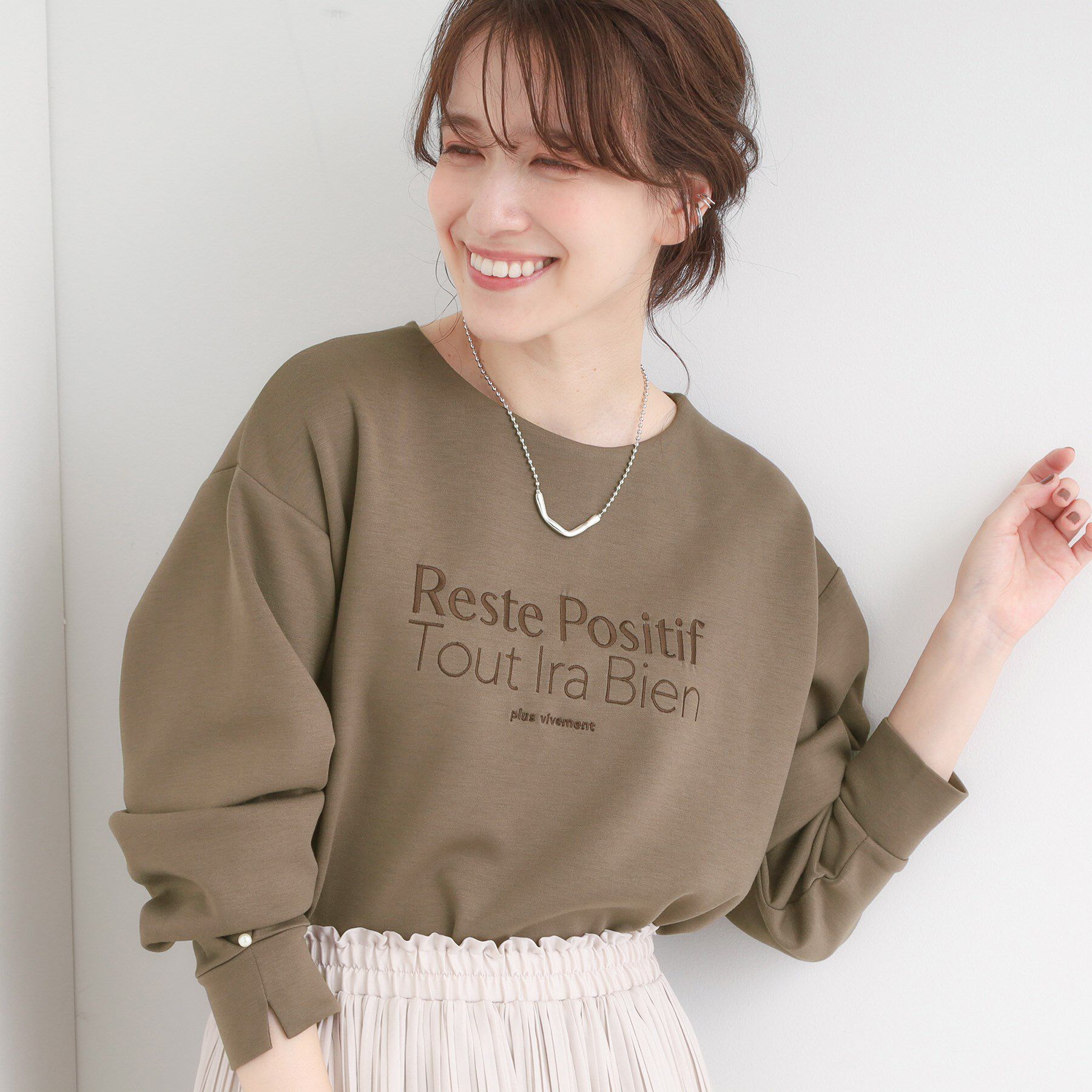 SHOO･LA･RUE「【S-LL】大人のデイリースタイルに お袖タック フェイクパール付きトップス」|Tシャツ・カットソー|ブラウン(043)