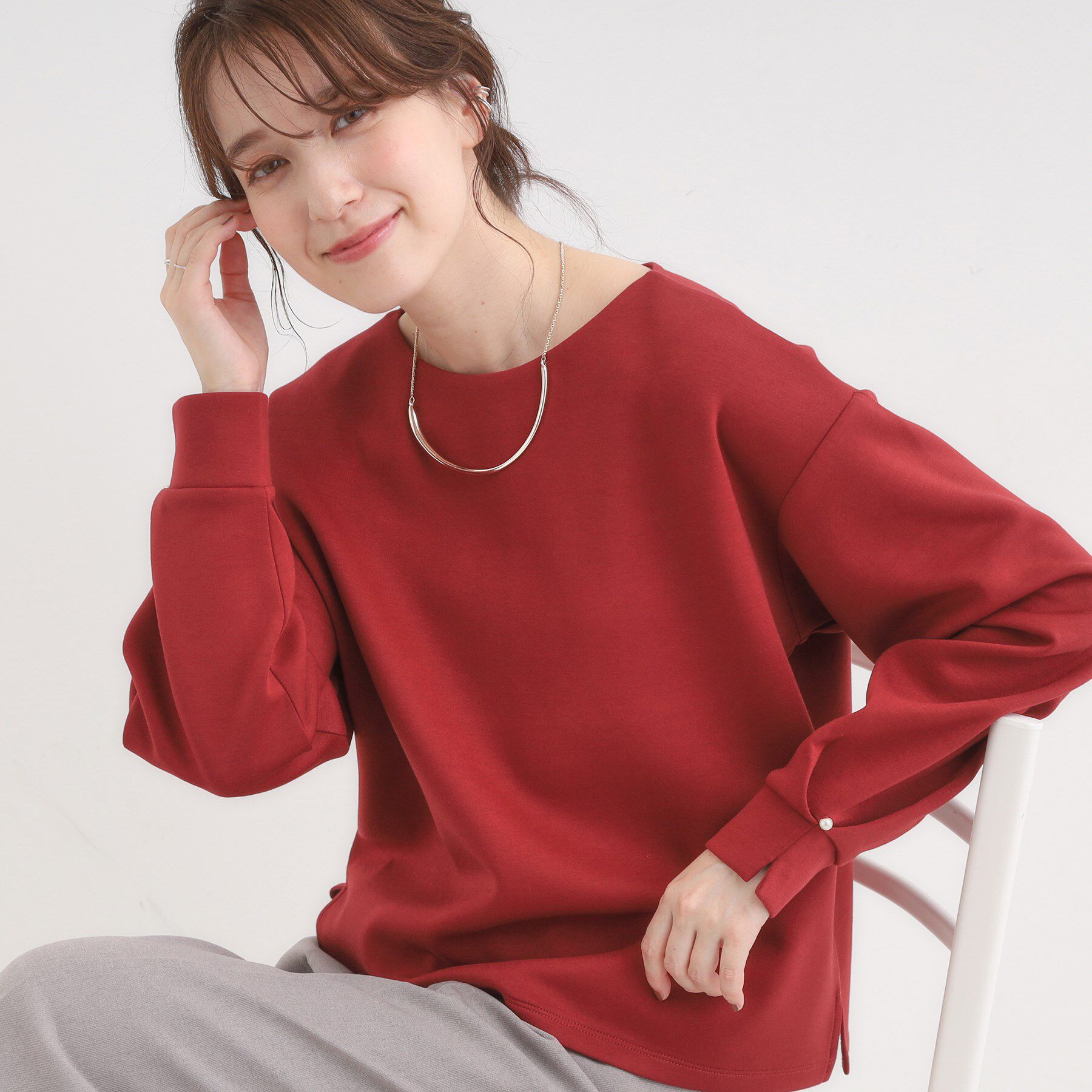 SHOO･LA･RUE「【S-LL】大人のデイリースタイルに お袖タック フェイクパール付きトップス」|Tシャツ・カットソー|レッド(062)