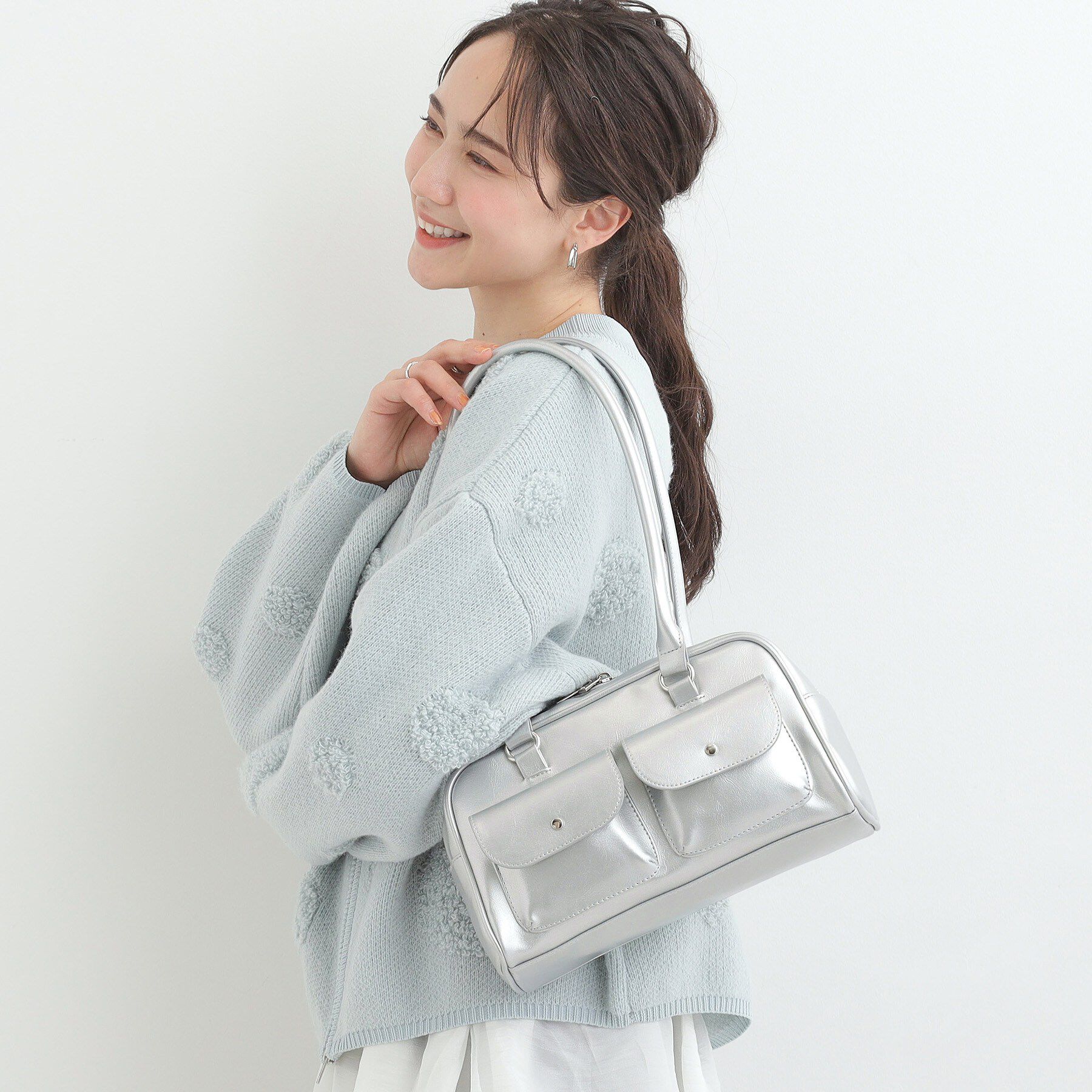 SHOO･LA･RUE「フラップポケット横長ボストンバッグ」|ボストンバッグ|シルバー(006)