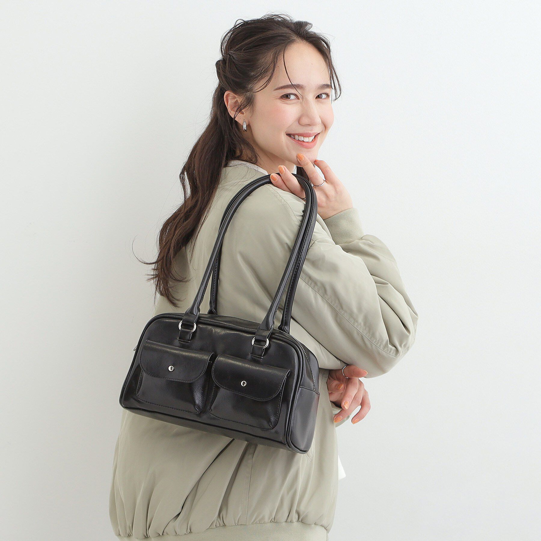 SHOO･LA･RUE「フラップポケット横長ボストンバッグ」|ボストンバッグ|ブラック(019)
