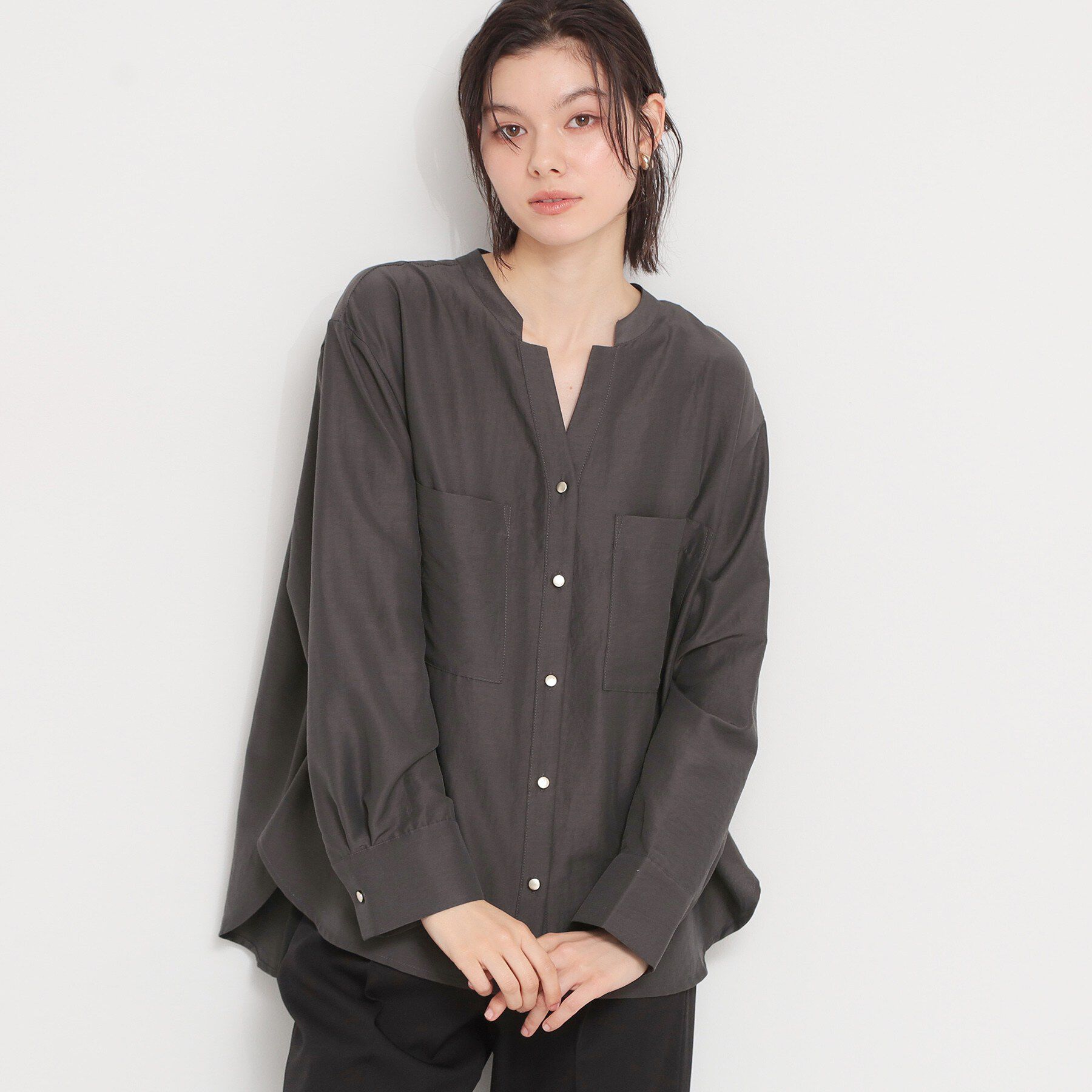 THE SHOP TK「【刻みネックですっきり見え】Wポケット金ボタンシャツ」|シャツ・ブラウス|スミクロ(018)