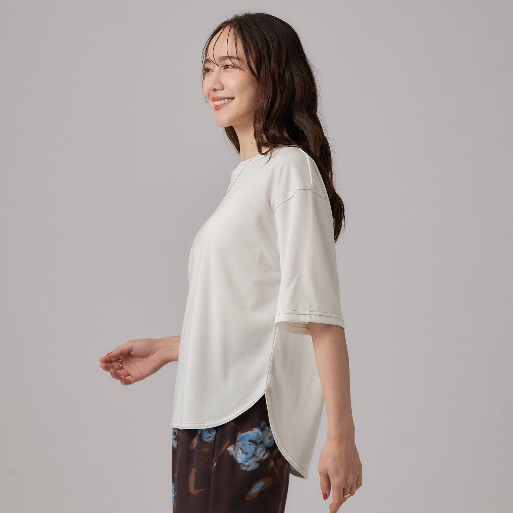 SHOO･LA･RUE「【S-LL/体型カバー】インせず着られる 配色ステッチ 5分袖ロゴTシャツ」|Tシャツ・カットソー|