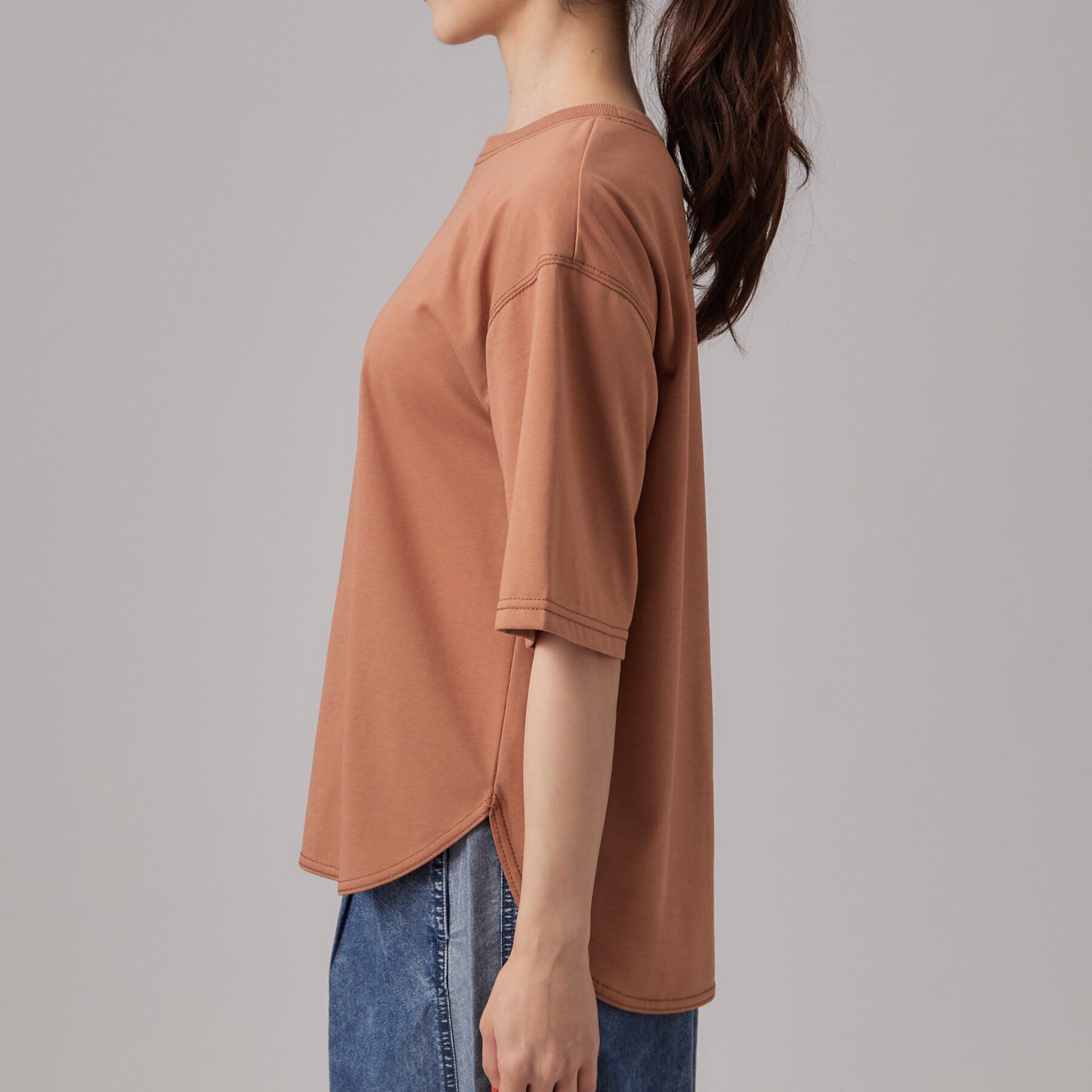 SHOO･LA･RUE「【S-LL/体型カバー】インせず着られる 配色ステッチ 5分袖ロゴTシャツ」|Tシャツ・カットソー|