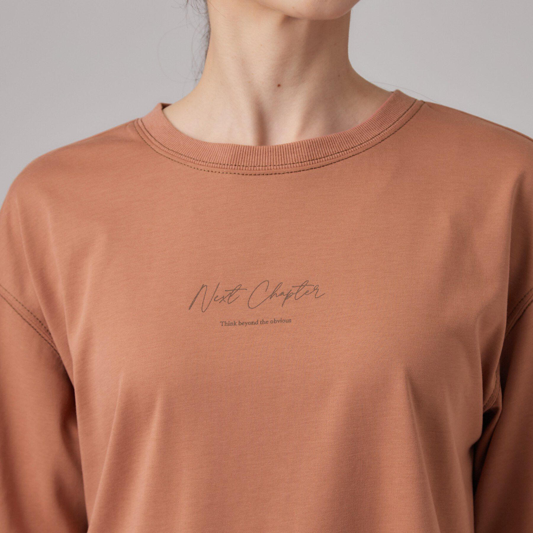SHOO･LA･RUE「【S-LL/体型カバー】インせず着られる 配色ステッチ 5分袖ロゴTシャツ」|Tシャツ・カットソー|
