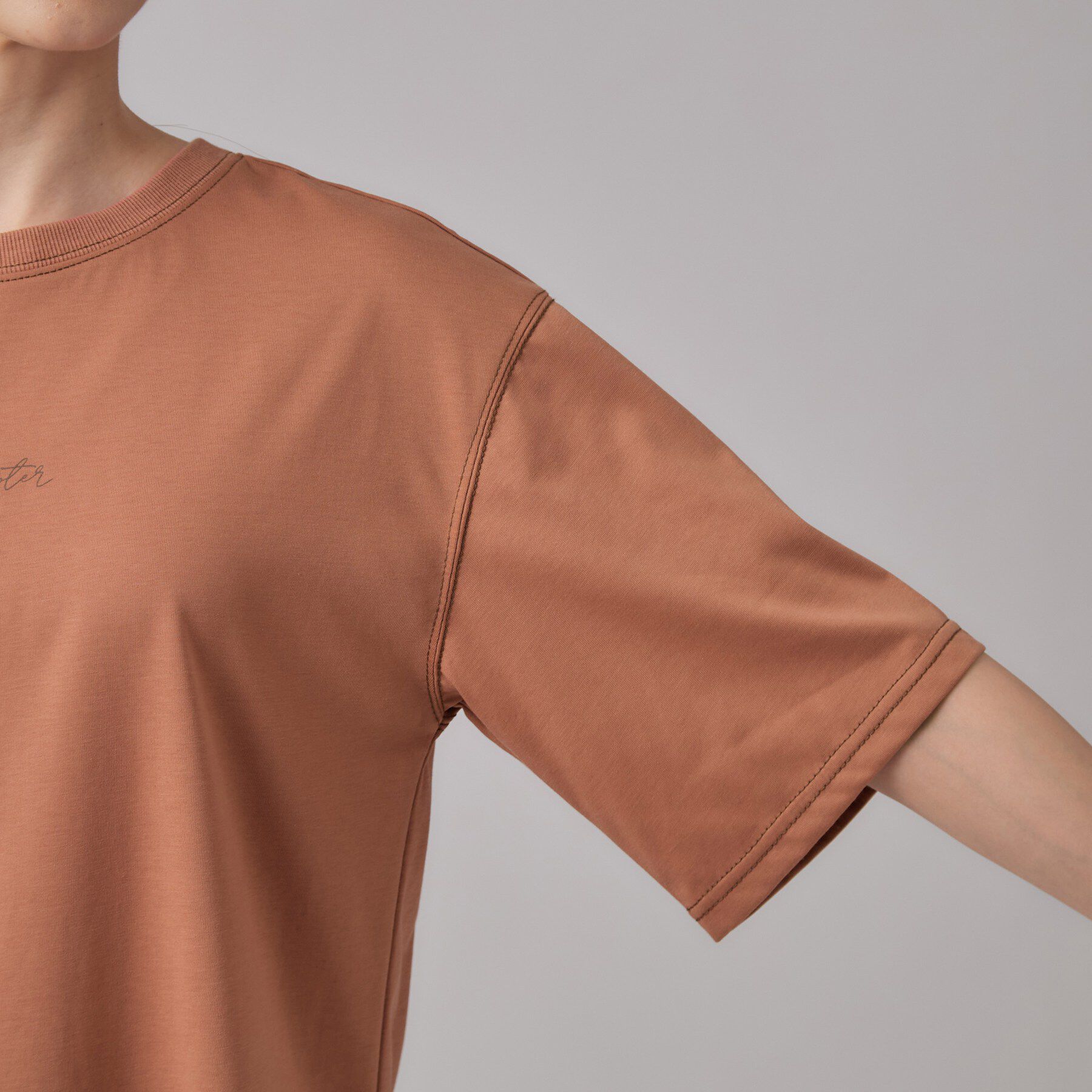 SHOO･LA･RUE「【S-LL/体型カバー】インせず着られる 配色ステッチ 5分袖ロゴTシャツ」|Tシャツ・カットソー|