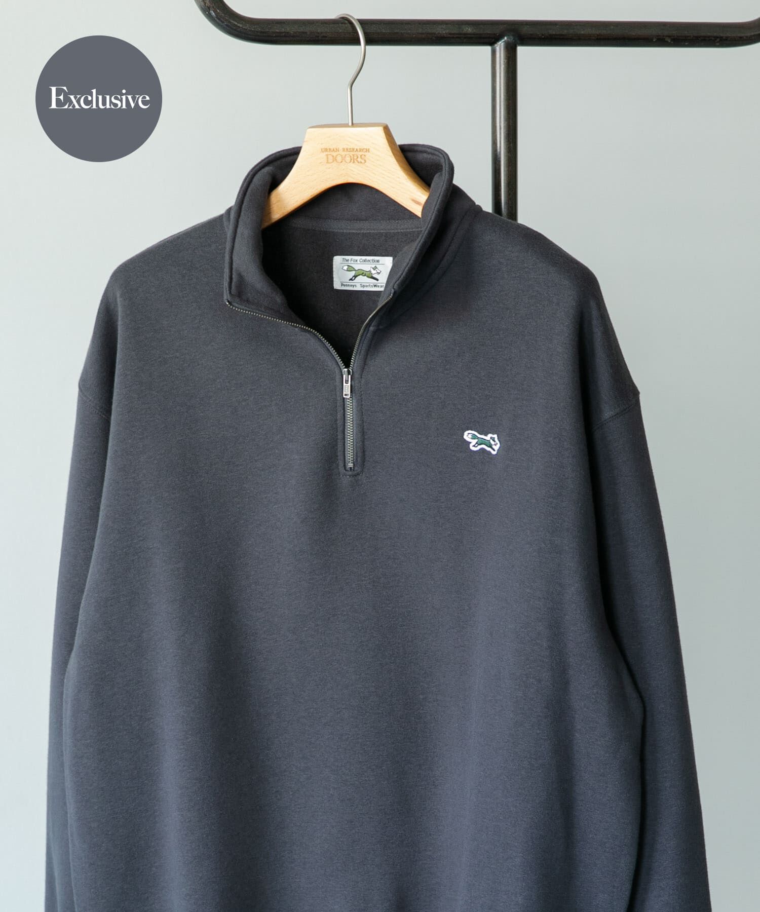URBAN RESEARCH DOORS「『XLサイズ/WEB限定』『別注』PENNEYS&times;DOORS　THE FOX ハーフジップスウェット」|スウェット・ジャージ|チャコールグレー
