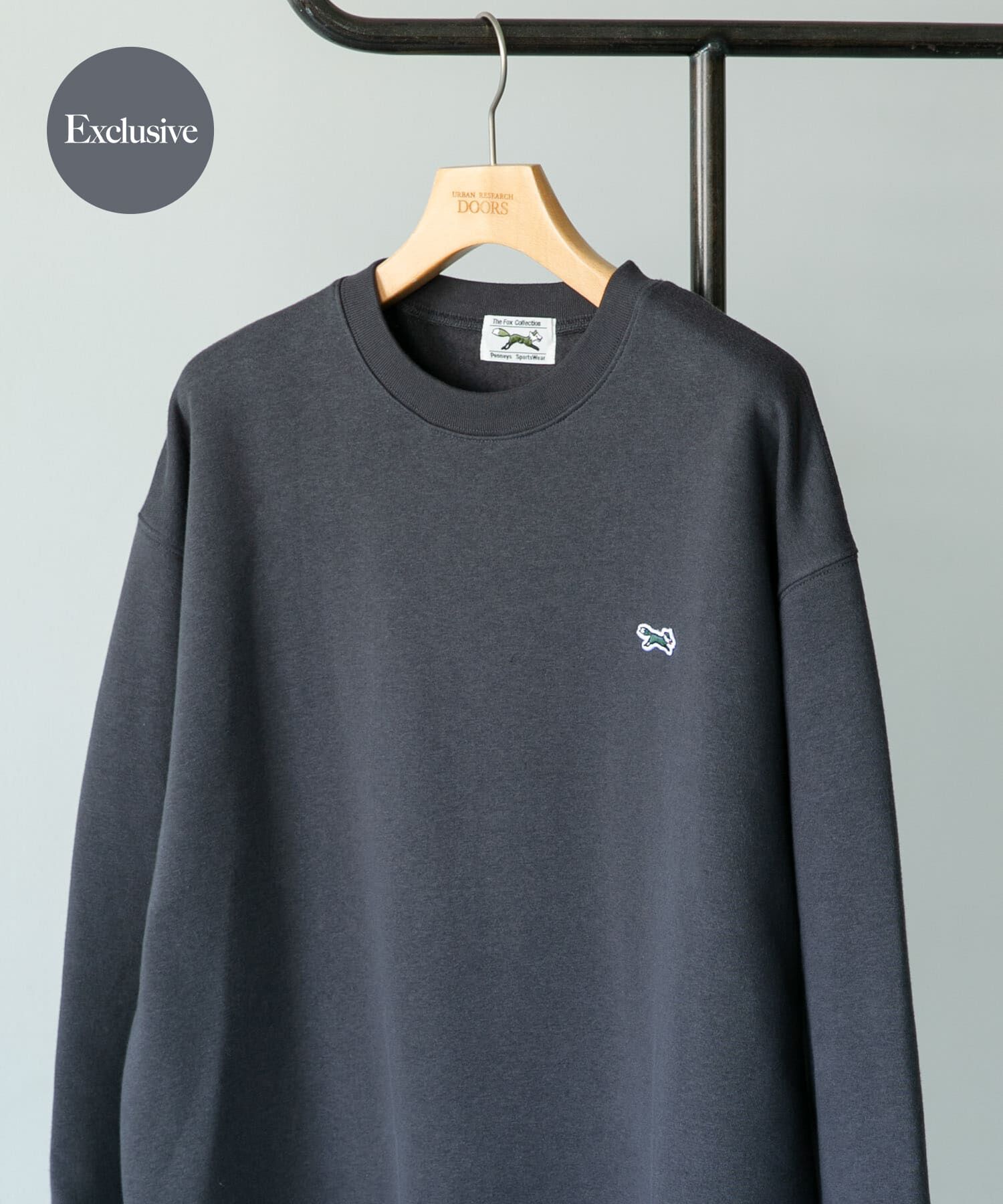 URBAN RESEARCH DOORS「『XLサイズ/WEB限定』『別注』PENNEYS&times;DOORS　THE FOX クルーネックスウェット」|スウェット・ジャージ|チャコールグレー