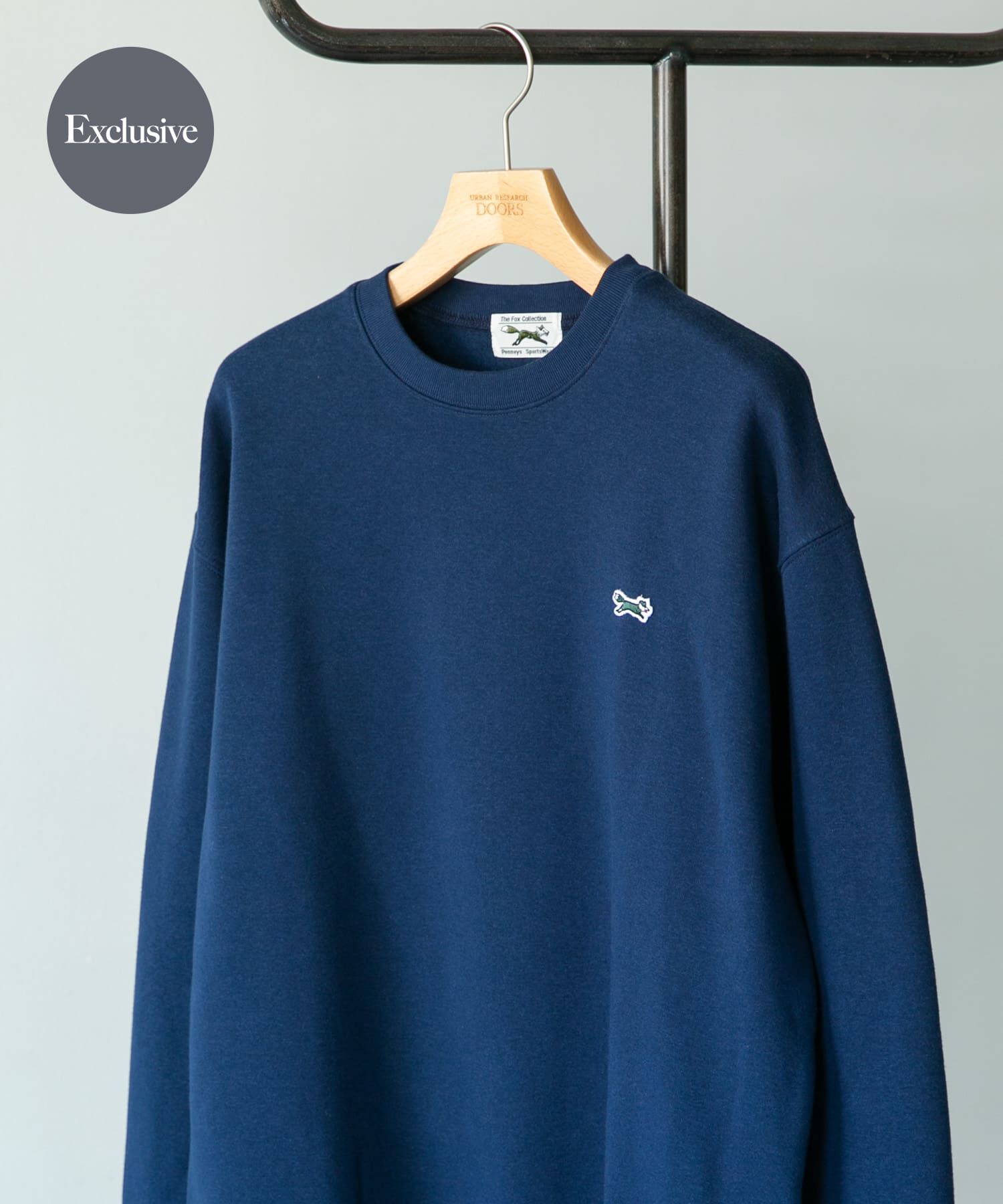 URBAN RESEARCH DOORS「『XLサイズ/WEB限定』『別注』PENNEYS&times;DOORS　THE FOX クルーネックスウェット」|スウェット・ジャージ|ブルー