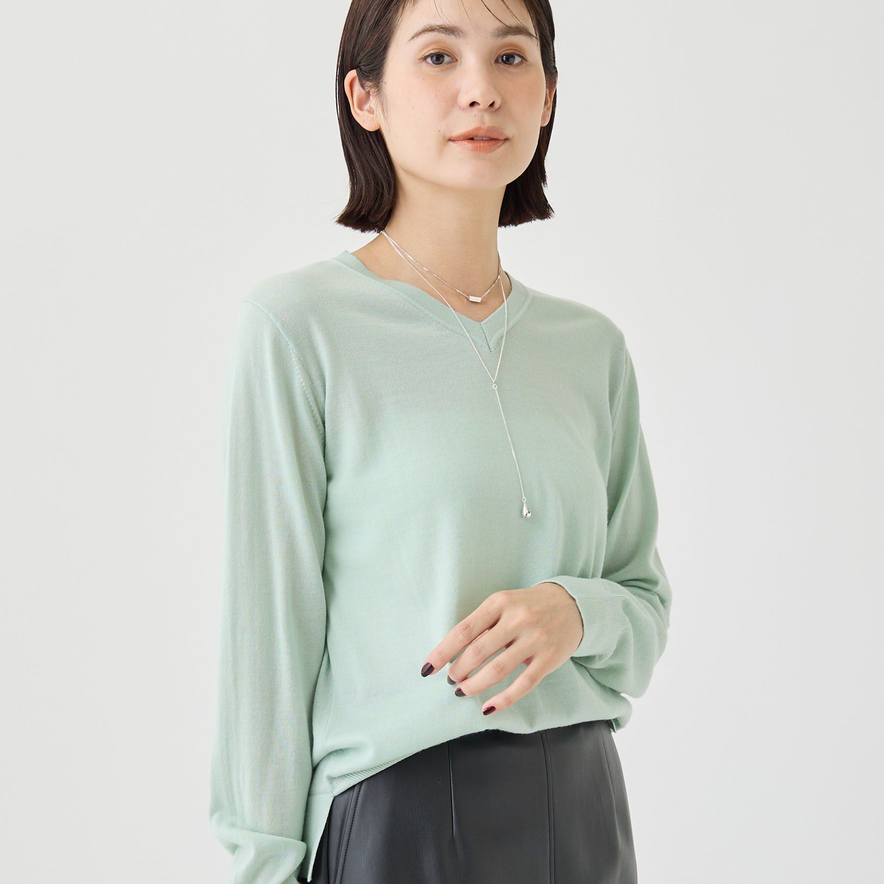 INDIVI「【上品な光沢感】エクストラファインウールVネックニット」|ニット・セーター|