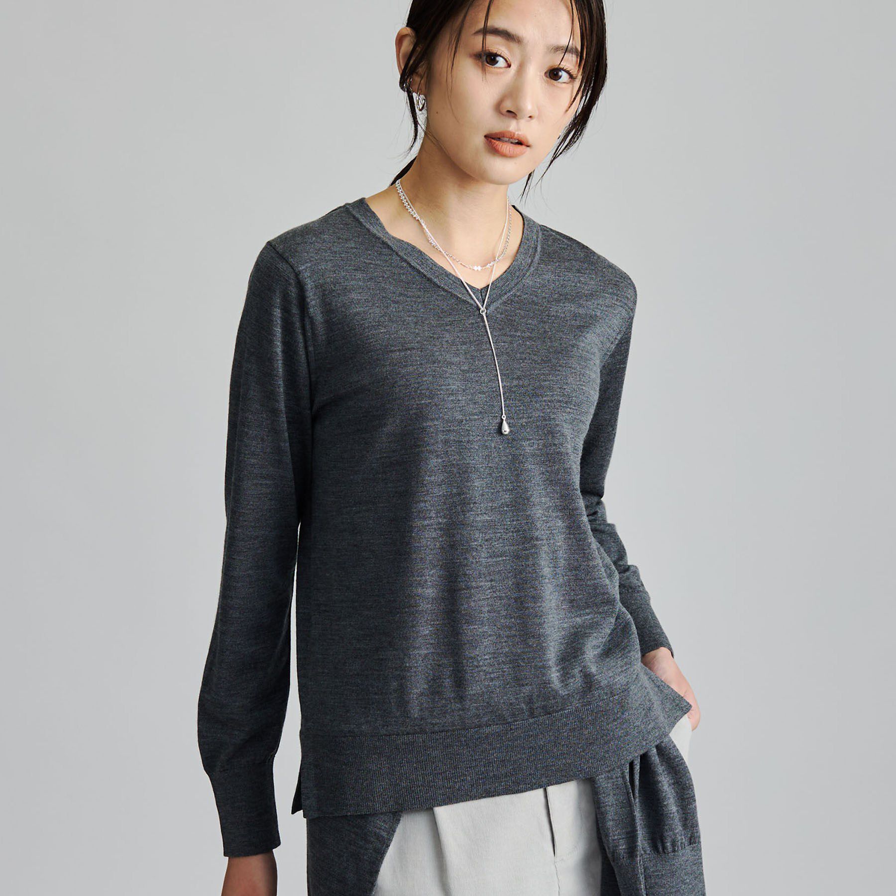 INDIVI「【上品な光沢感】エクストラファインウールVネックニット」|ニット・セーター|チャコールグレー(9