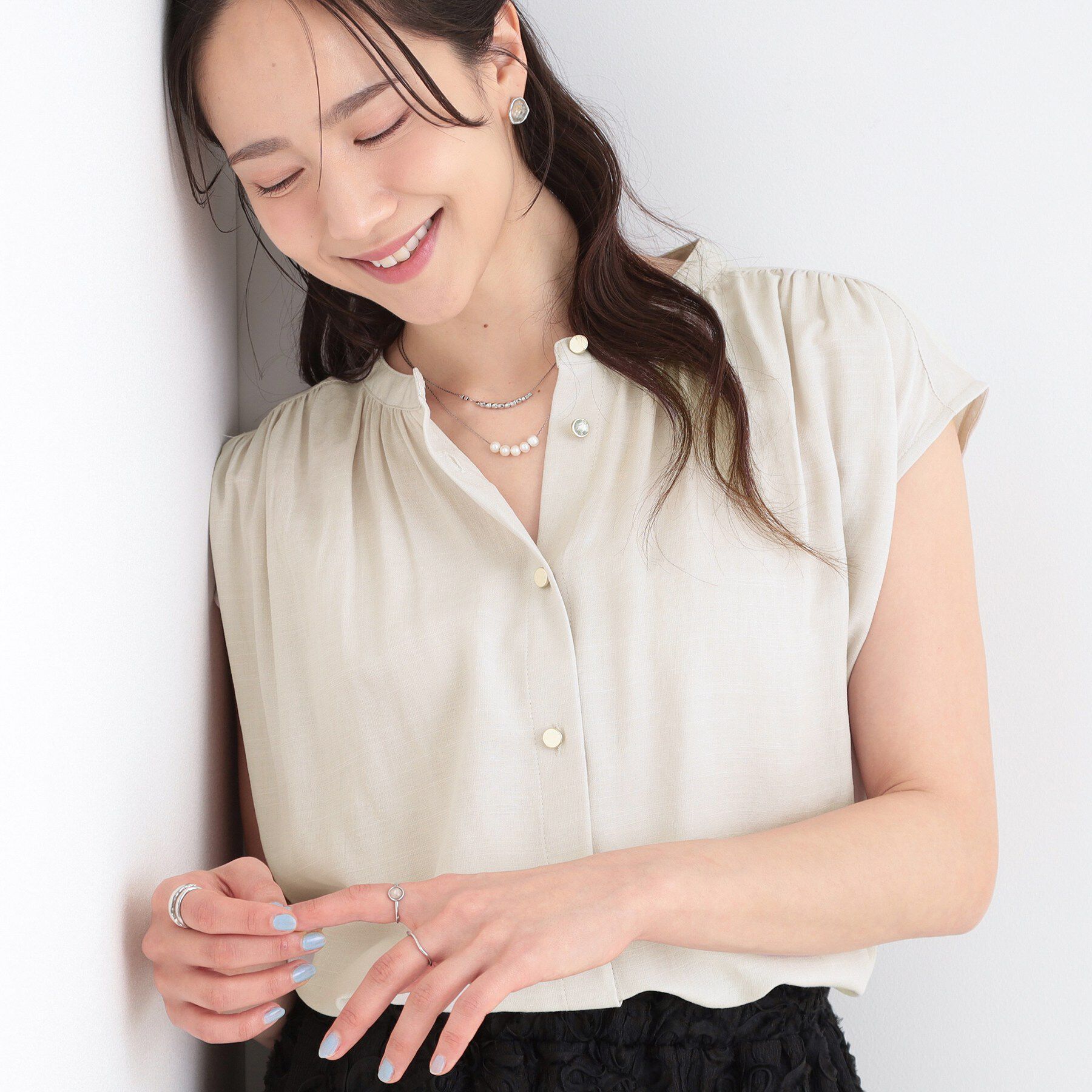 SHOO･LA･RUE「【S-LL/洗濯後しわになりにくい】上品にきれい見え スラブギャザーブラウス」|シャツ・ブラウス|グレージュ(050)