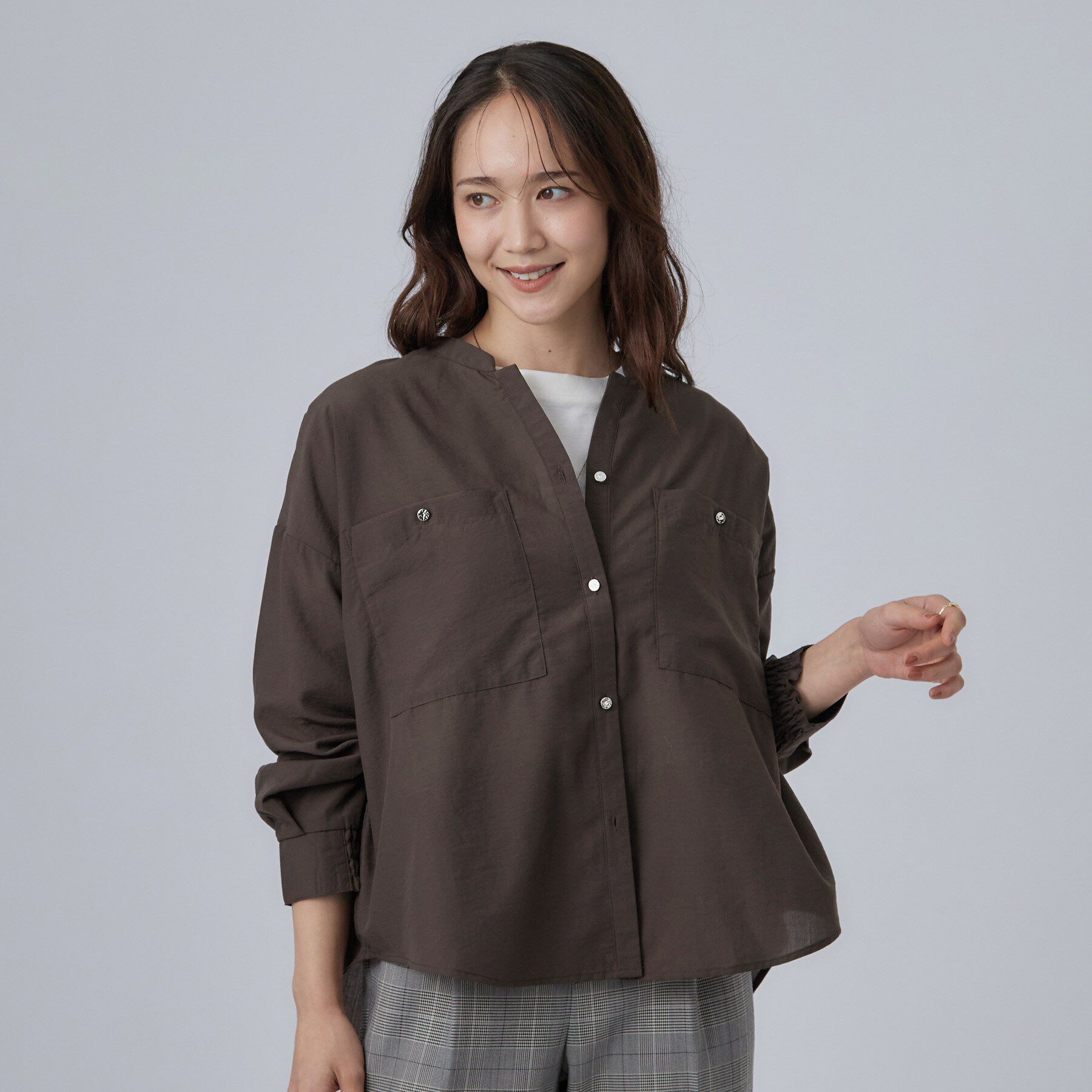 SHOO･LA･RUE「【洗濯後しわになりにくい/S-LL】こなれ見え ゆるっと キーネック金ボタンポケットシャツ」|シャツ・ブラウス|