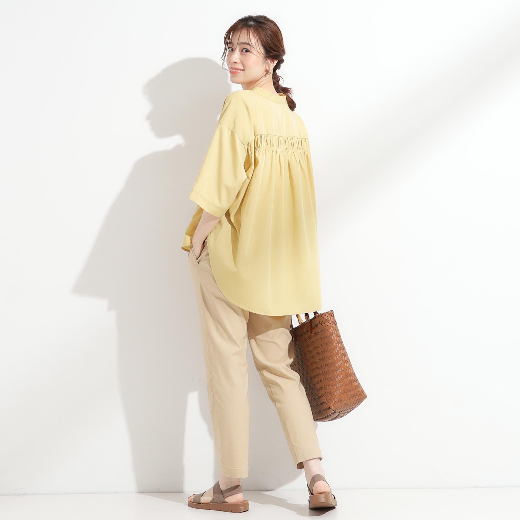 SHOO･LA･RUE「【S-LL/洗濯後しわになりにくい】バックギャザーがアクセント スッキパーブラウス」|シャツ・ブラウス|