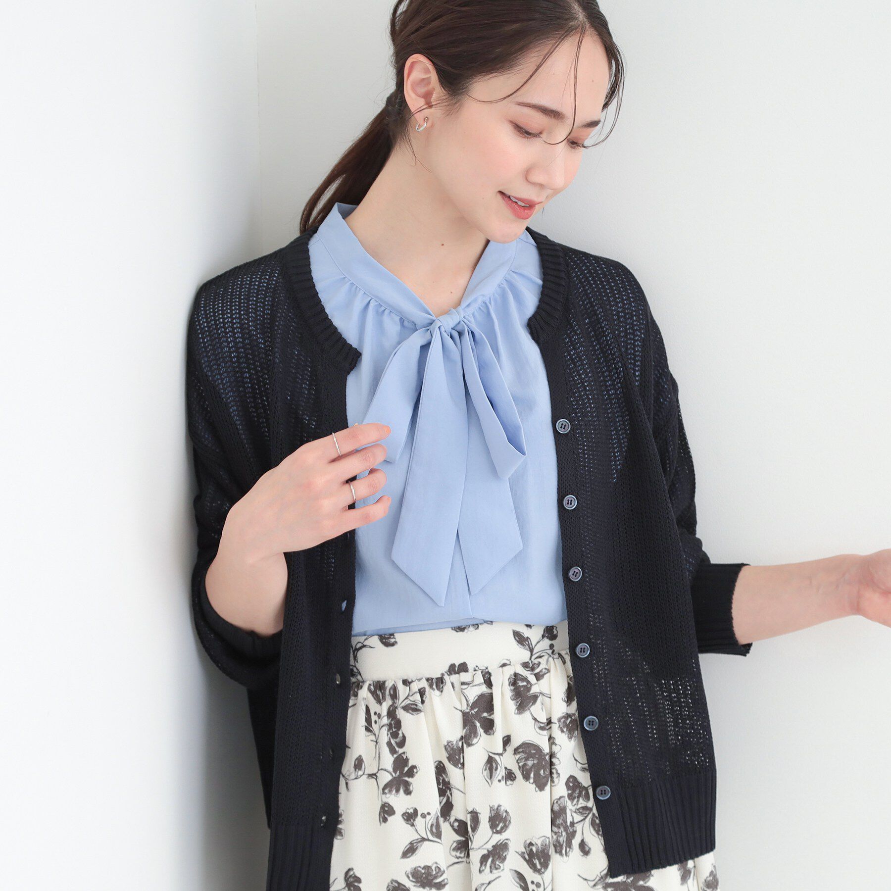 SHOO･LA･RUE「【洗濯機可/S-LL】キーネックでお顔周りすっきり ざっくり編みカーディガン」|カーディガン|ネイビー(094)